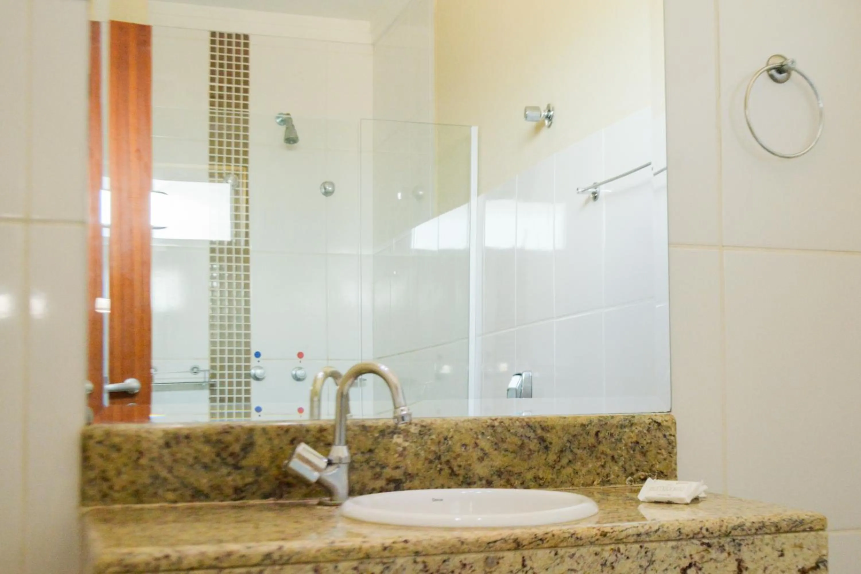 Bathroom in BOMBONATO HOTEL - Fácil Acesso ao Aeroporto e parque de Exposições ABCZ