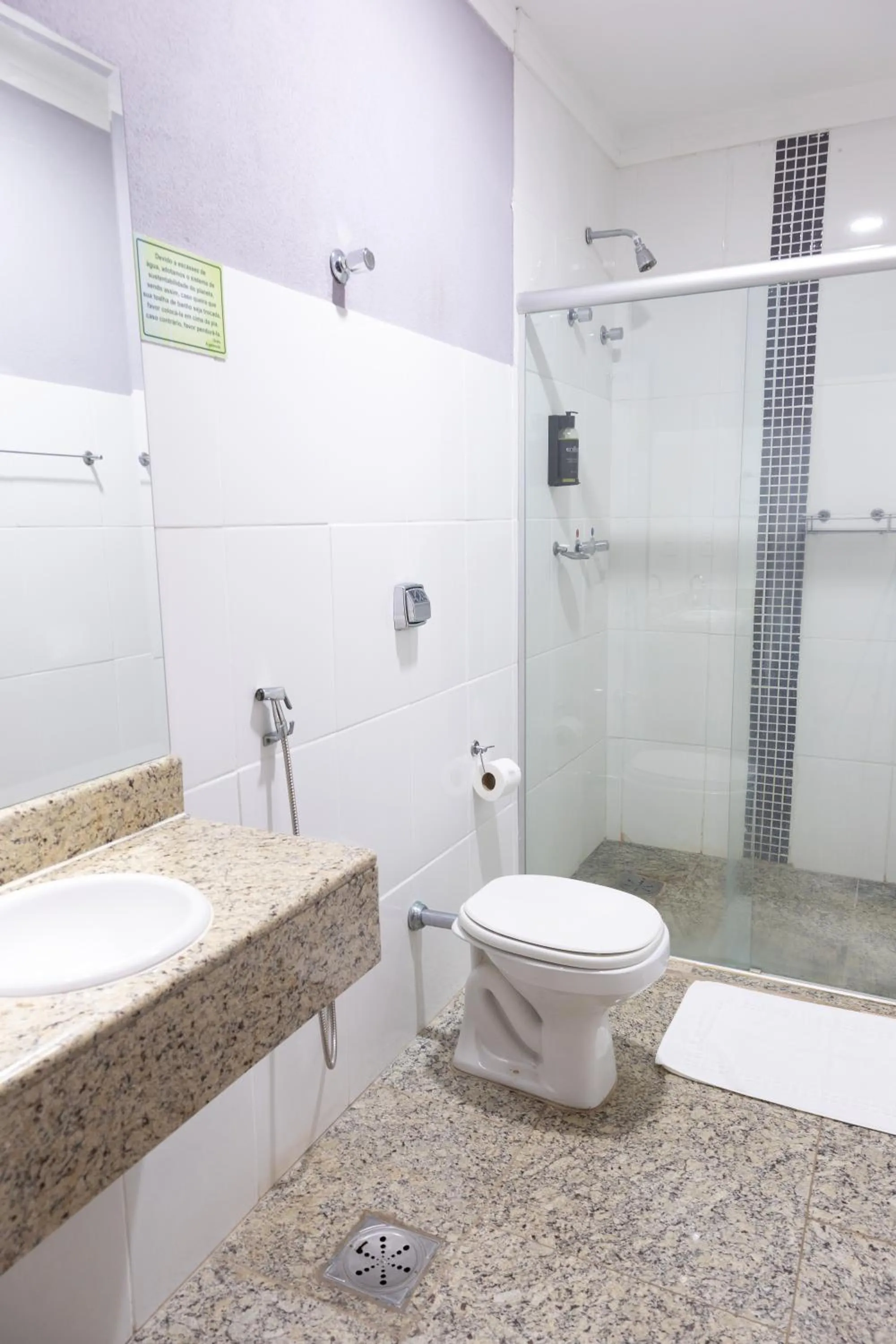 Bathroom in BOMBONATO HOTEL - Fácil Acesso ao Aeroporto e parque de Exposições ABCZ