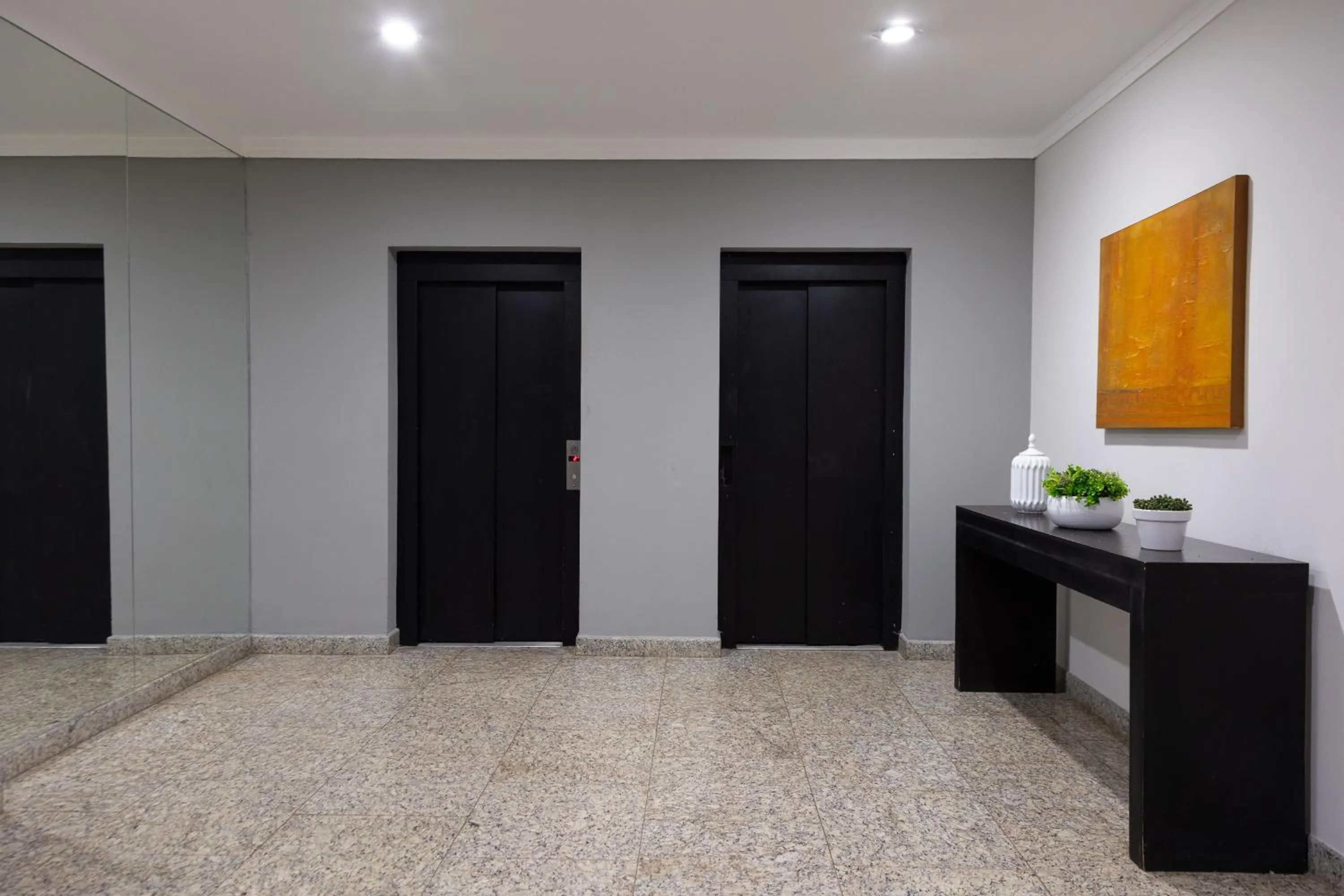 elevator in BOMBONATO HOTEL - Fácil Acesso ao Aeroporto e parque de Exposições ABCZ