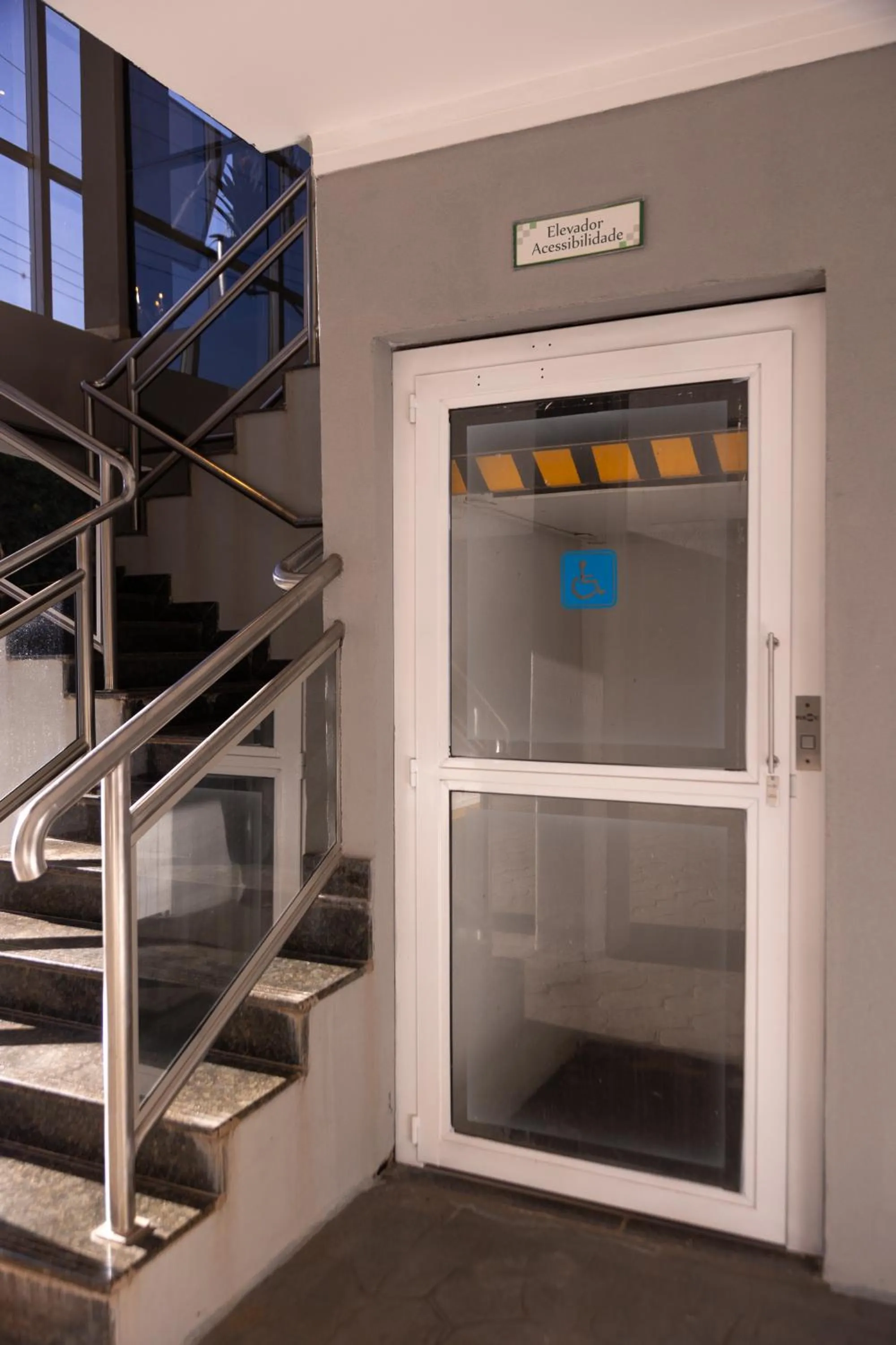 elevator in BOMBONATO HOTEL - Fácil Acesso ao Aeroporto e parque de Exposições ABCZ