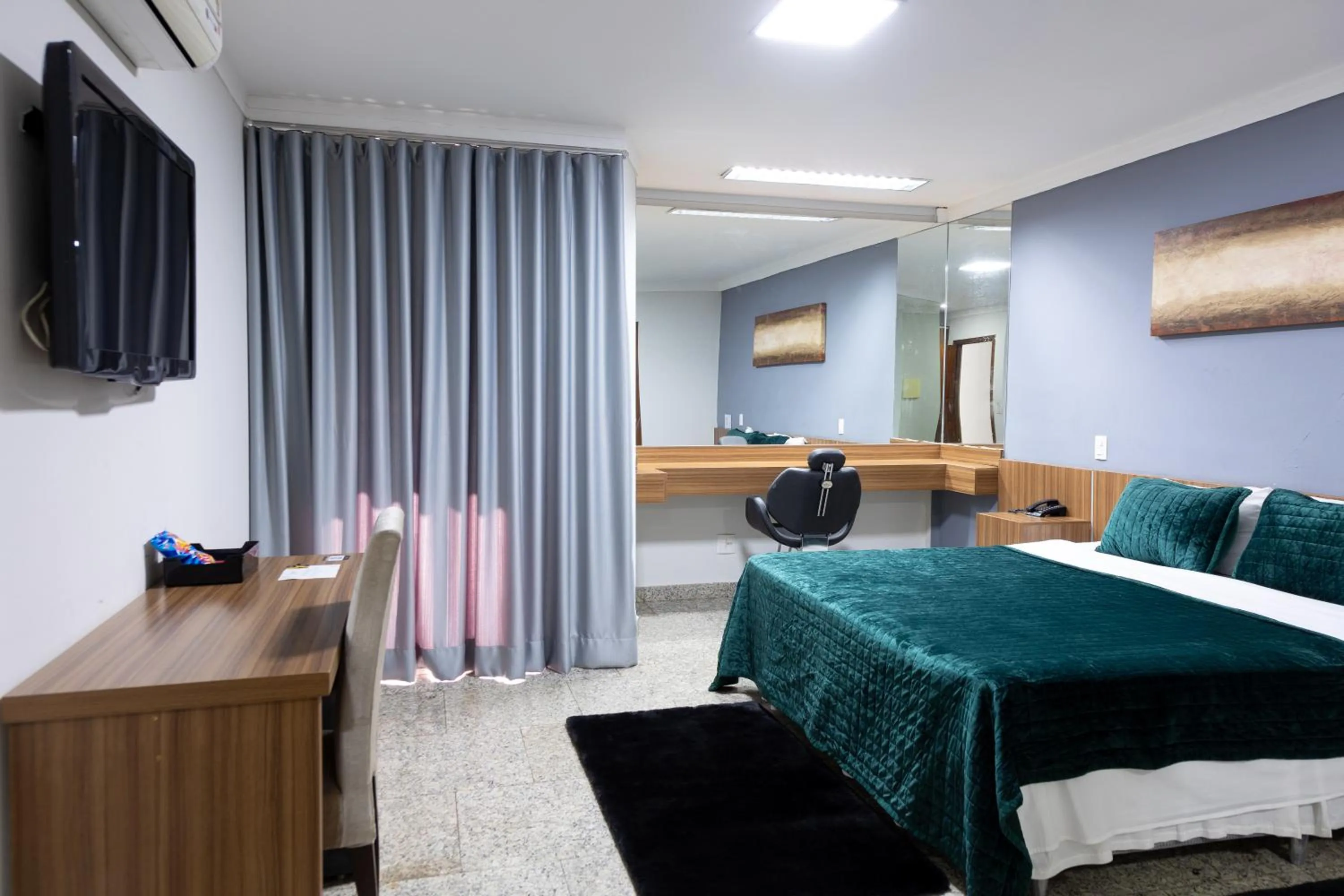 TV and multimedia, Bed in BOMBONATO HOTEL - Fácil Acesso ao Aeroporto e parque de Exposições ABCZ