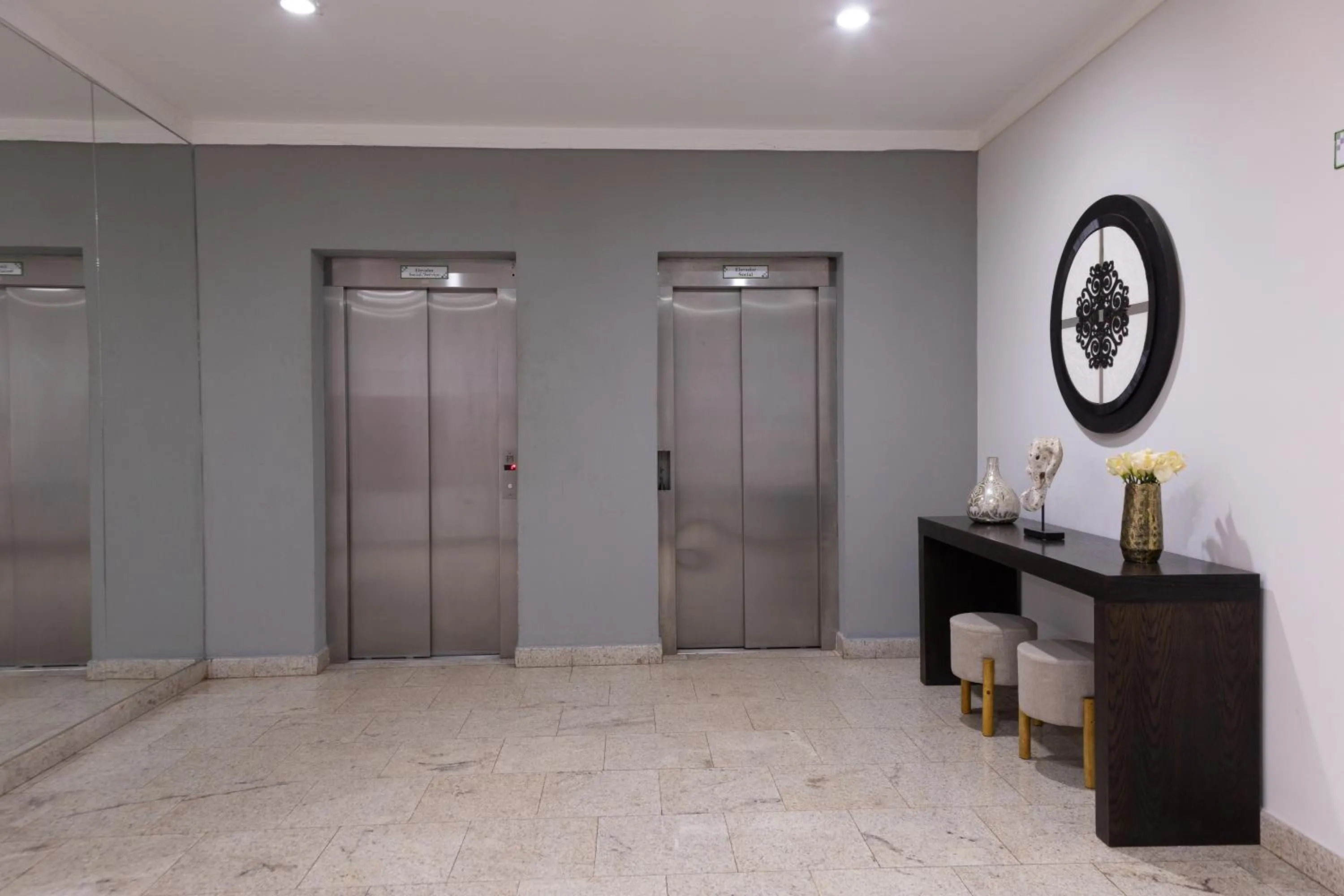 elevator in BOMBONATO HOTEL - Fácil Acesso ao Aeroporto e parque de Exposições ABCZ