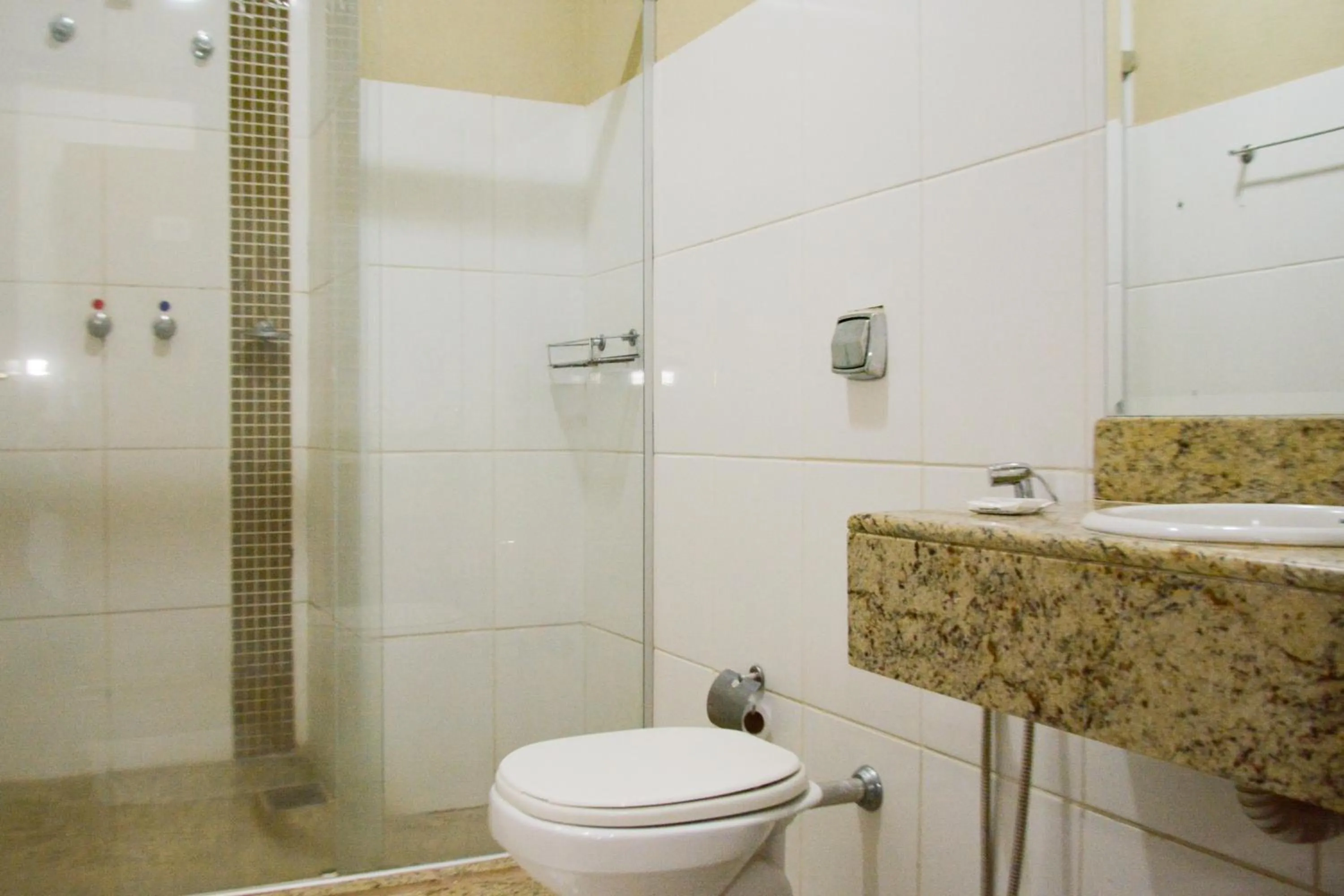 Bathroom in BOMBONATO HOTEL - Fácil Acesso ao Aeroporto e parque de Exposições ABCZ