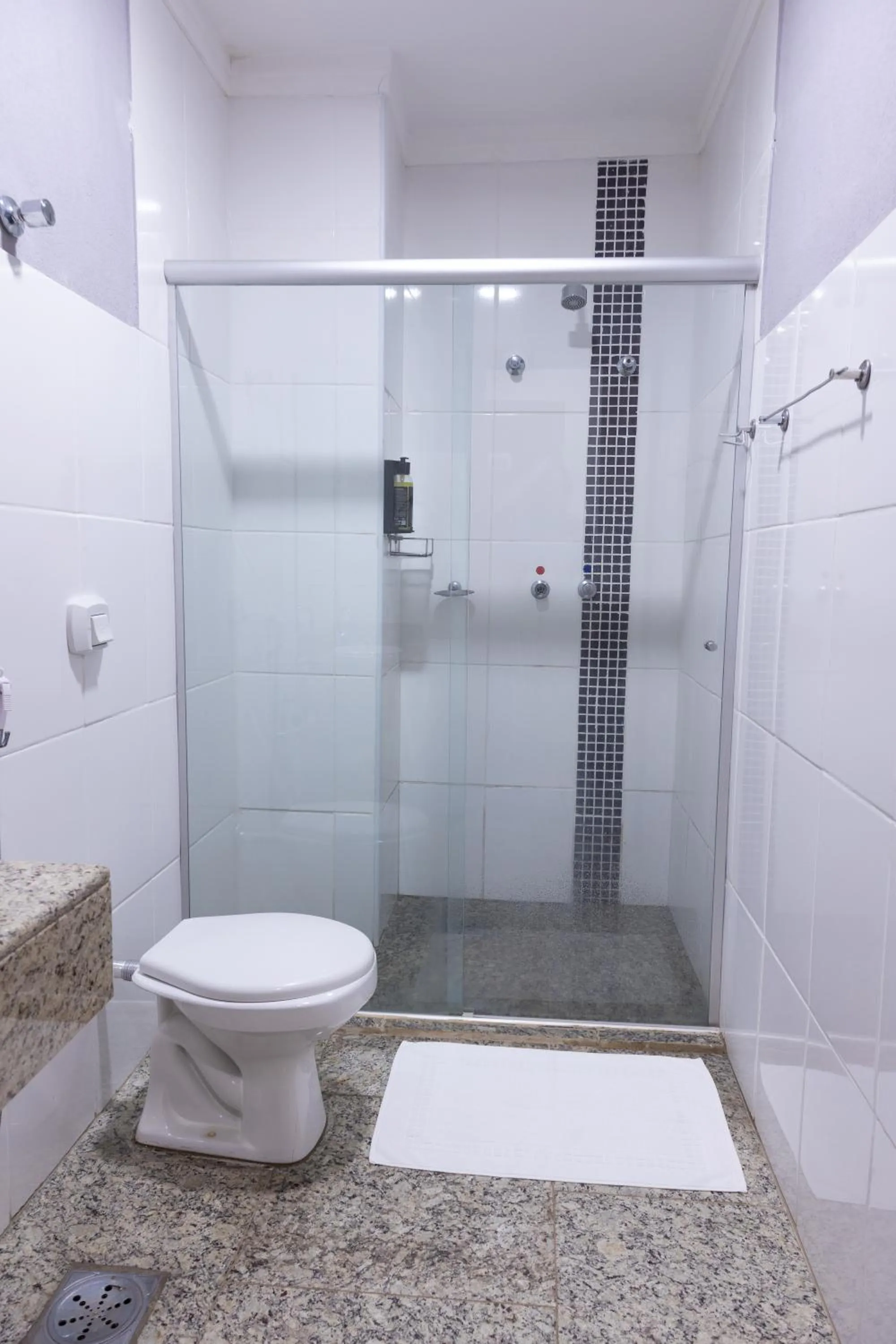 Bathroom in BOMBONATO HOTEL - Fácil Acesso ao Aeroporto e parque de Exposições ABCZ