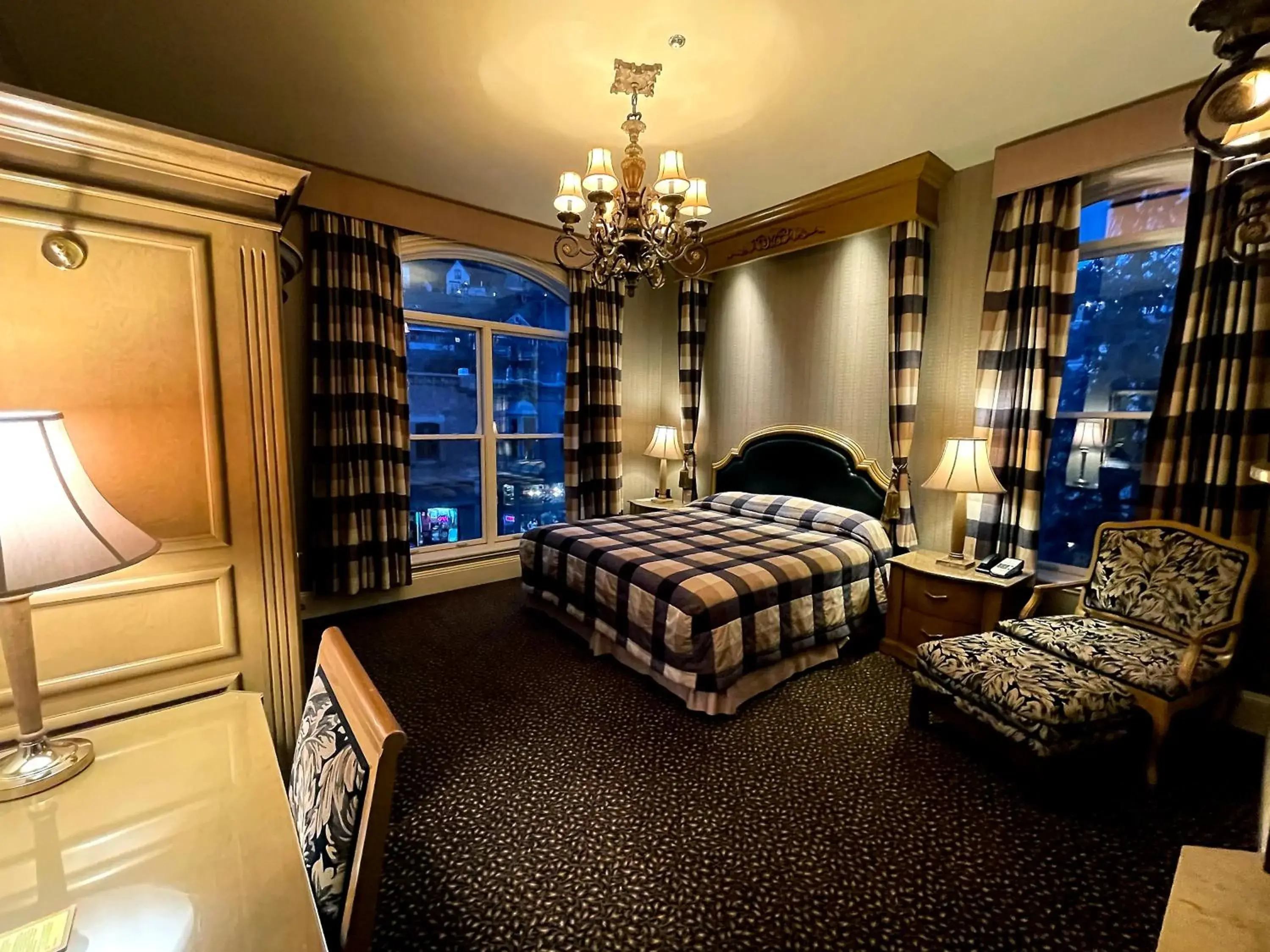 Deluxe Suite with Spa Bath in Celebrity Boutique Hotel Deluxe Suite with Spa Bath in Celebrity Boutique Hotel