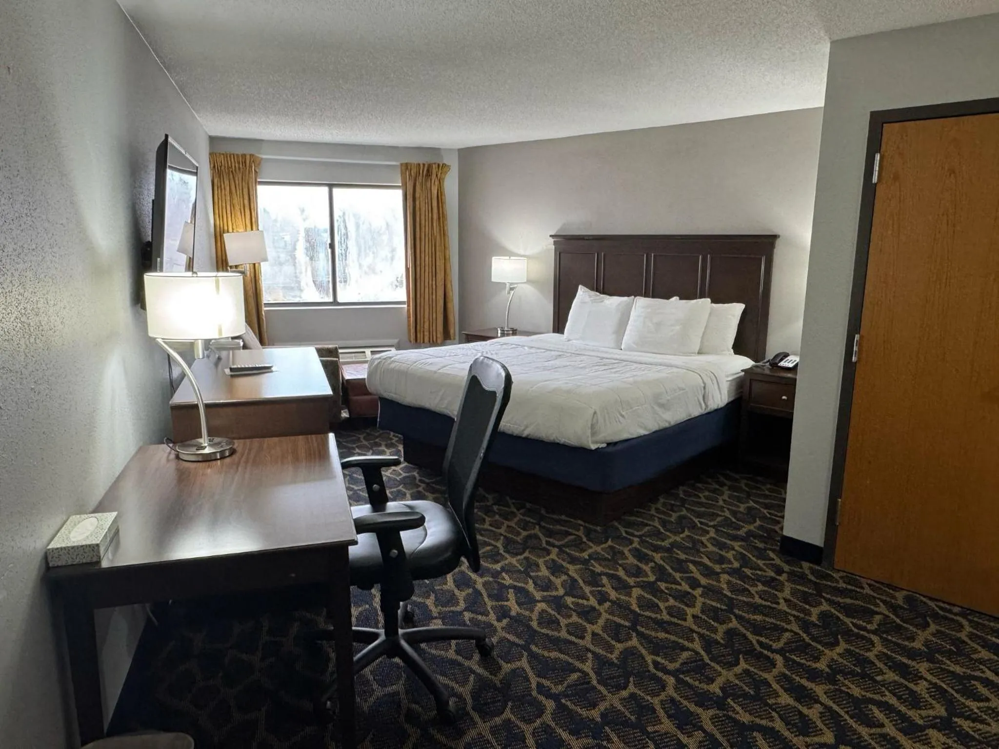 Bed in Greenlight Inn & Suites St James