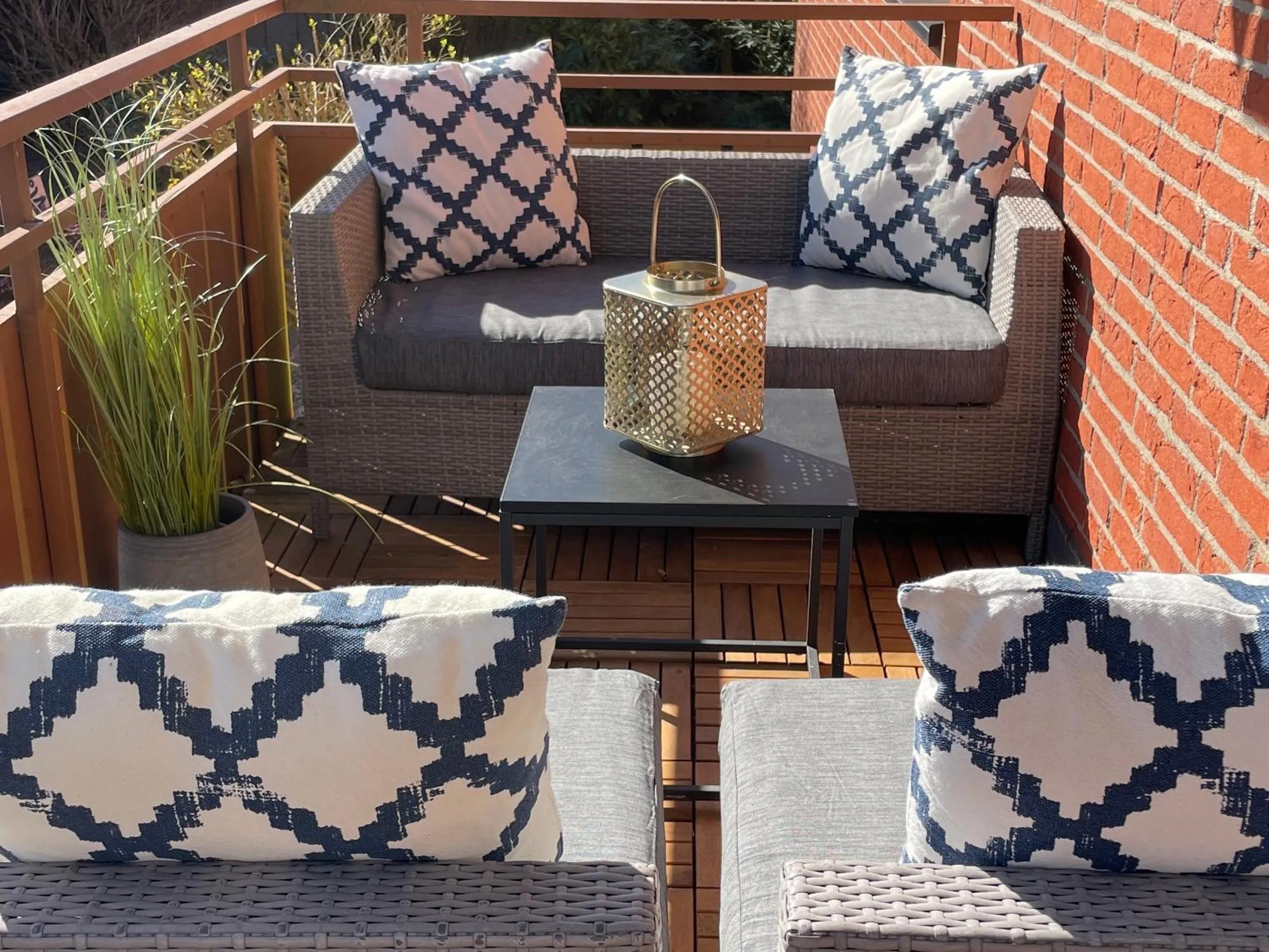HAPPY PLACE mit Sonnen-Balkon und Stellplatz nur 400 m zum Strand