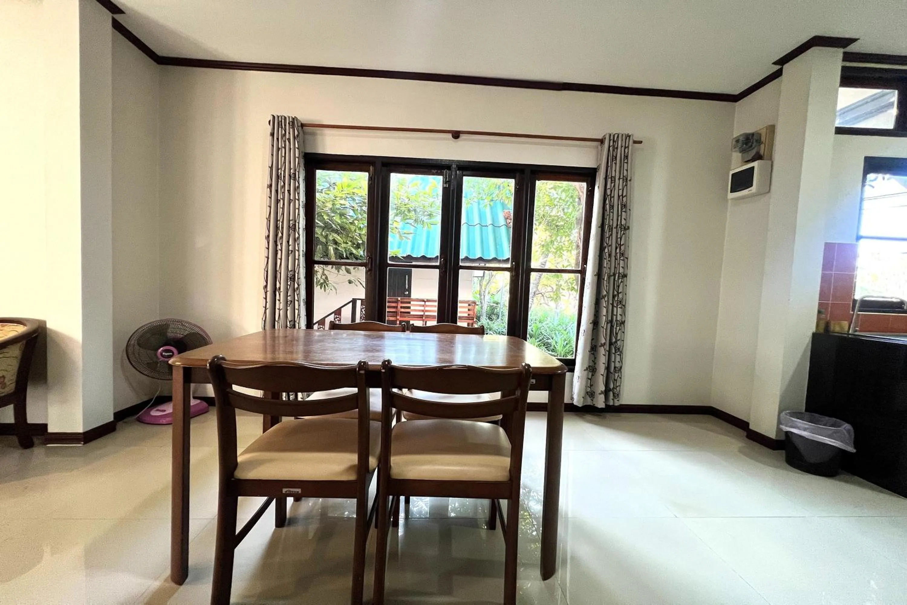 Dining area in Saithong Resort