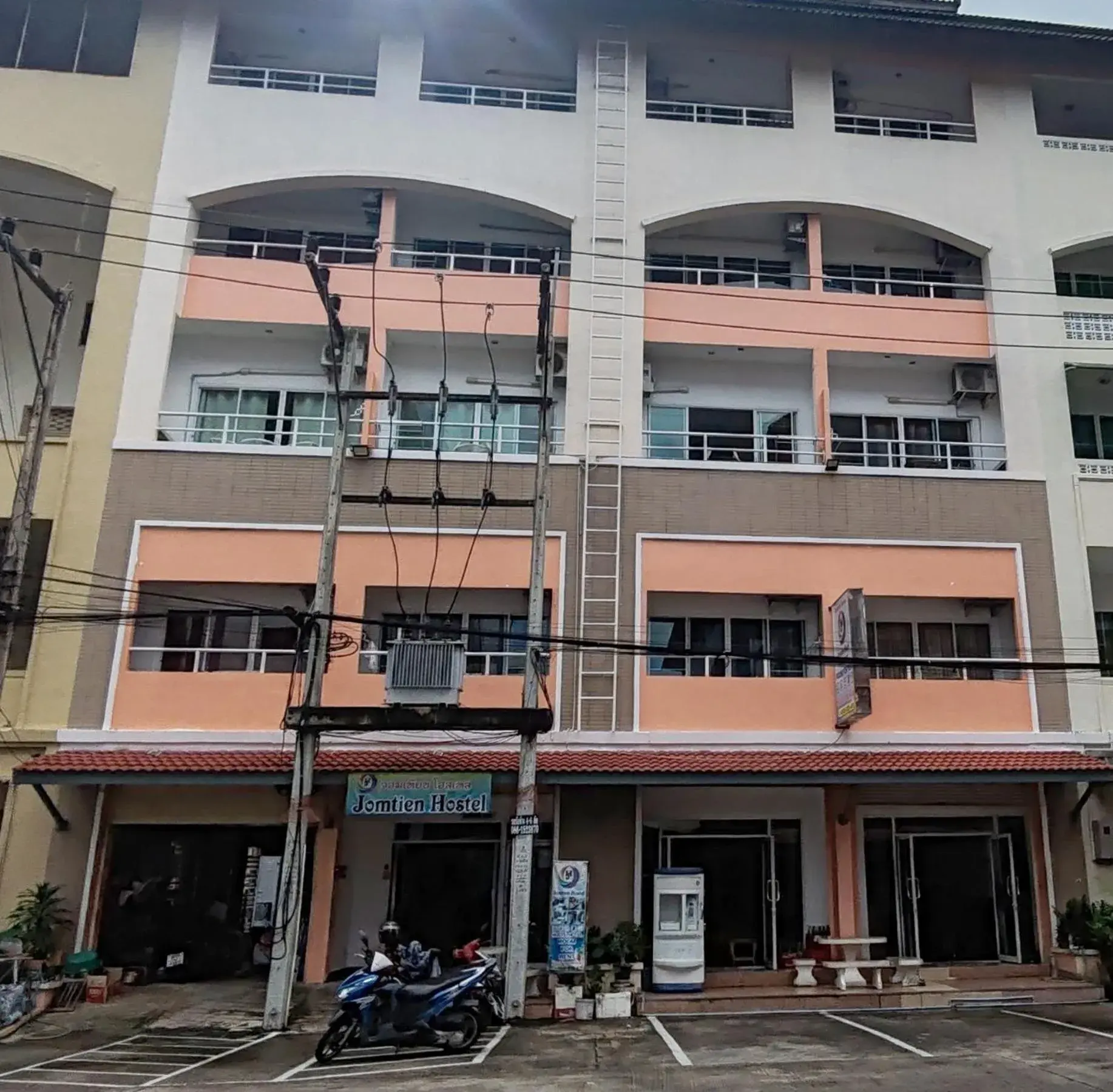 Property building in Jomtien Hostel Property building in Jomtien Hostel
