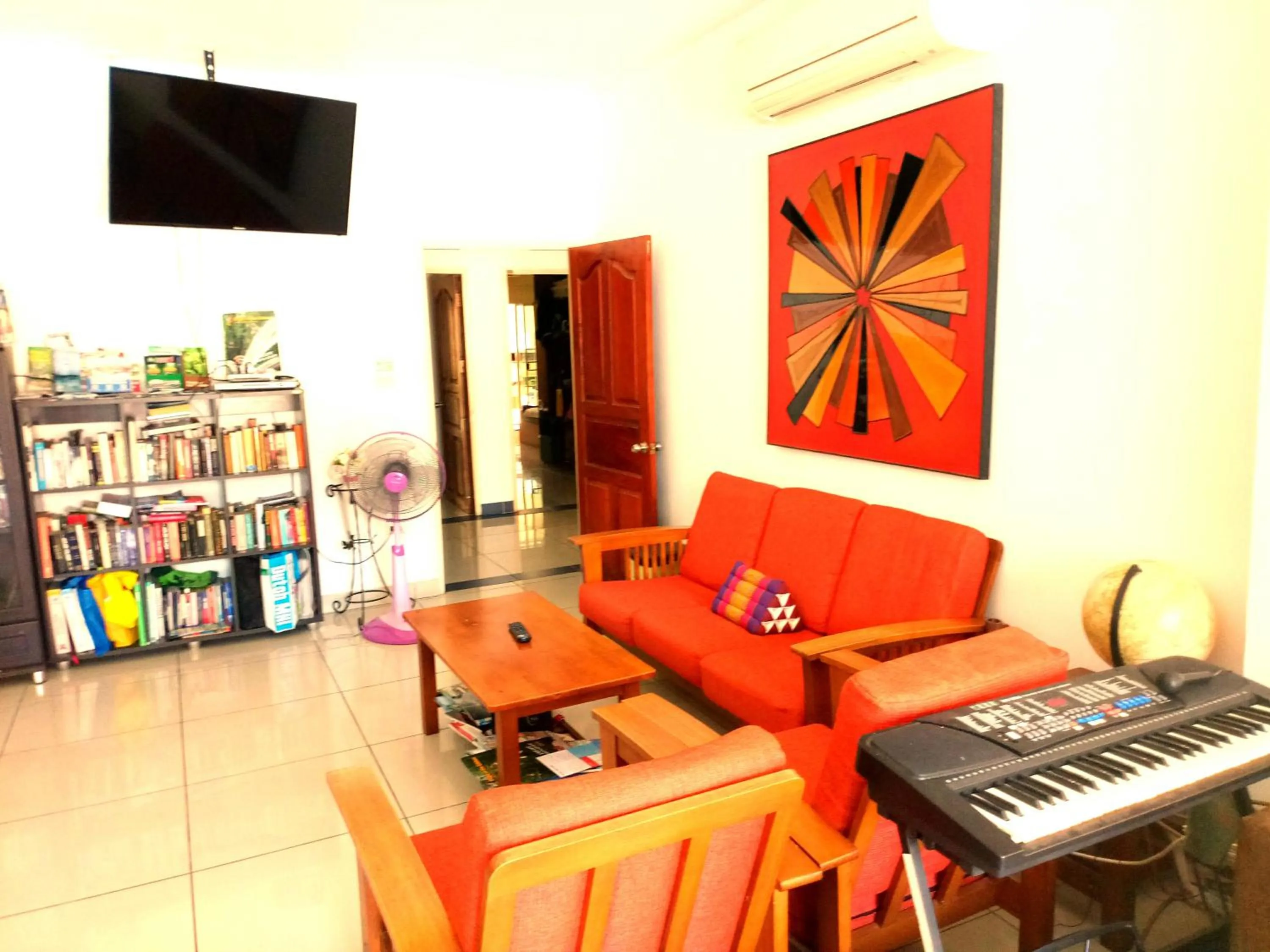 Communal lounge/ TV room in Jomtien Hostel