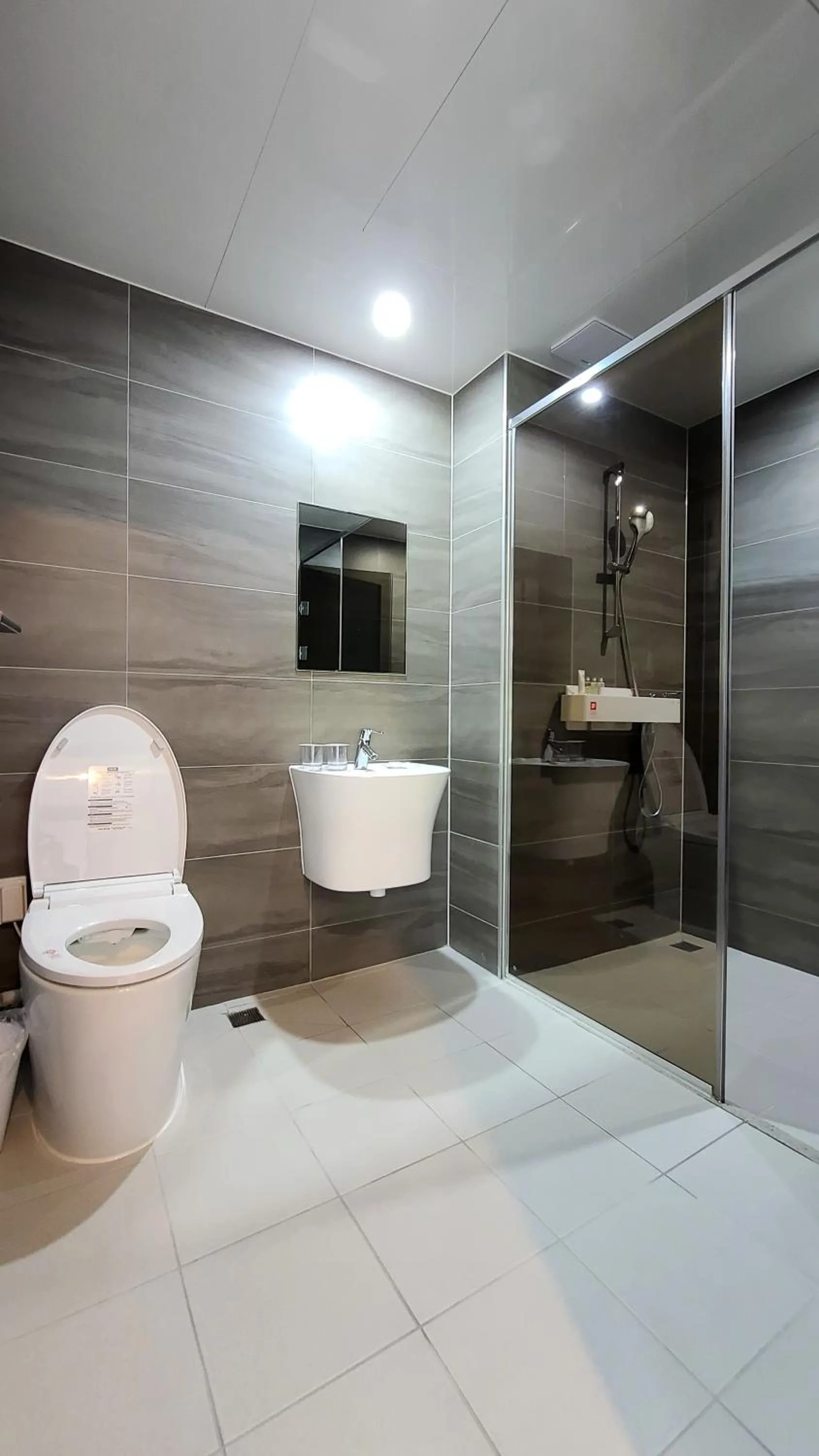 Shower in Hotel Ohevday