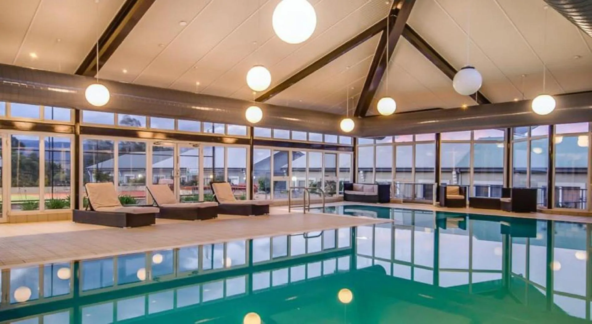 Horizons 201 - Lake Front Studio l Pool l Tennis Court l Bar l WiFi