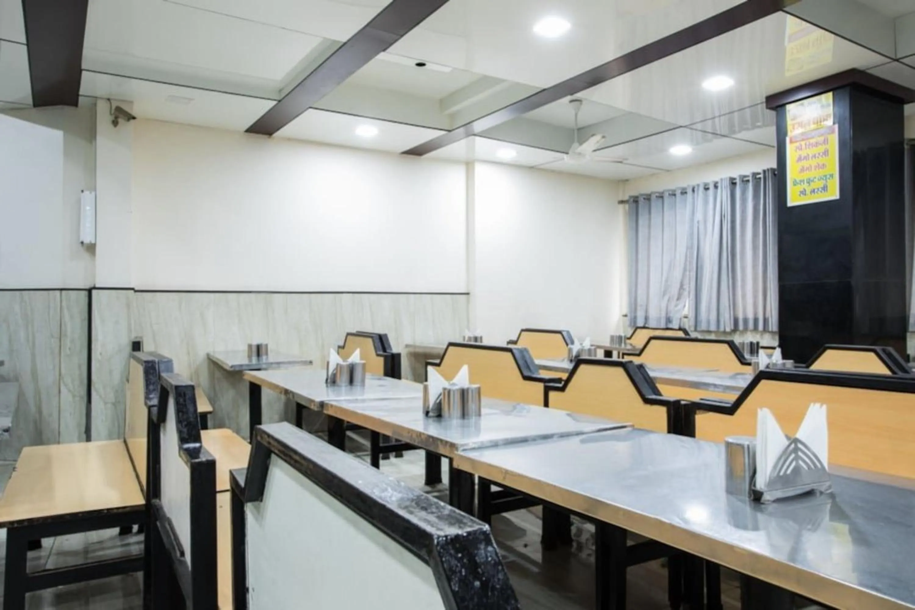 Restaurant/places to eat in Hotel Satyug