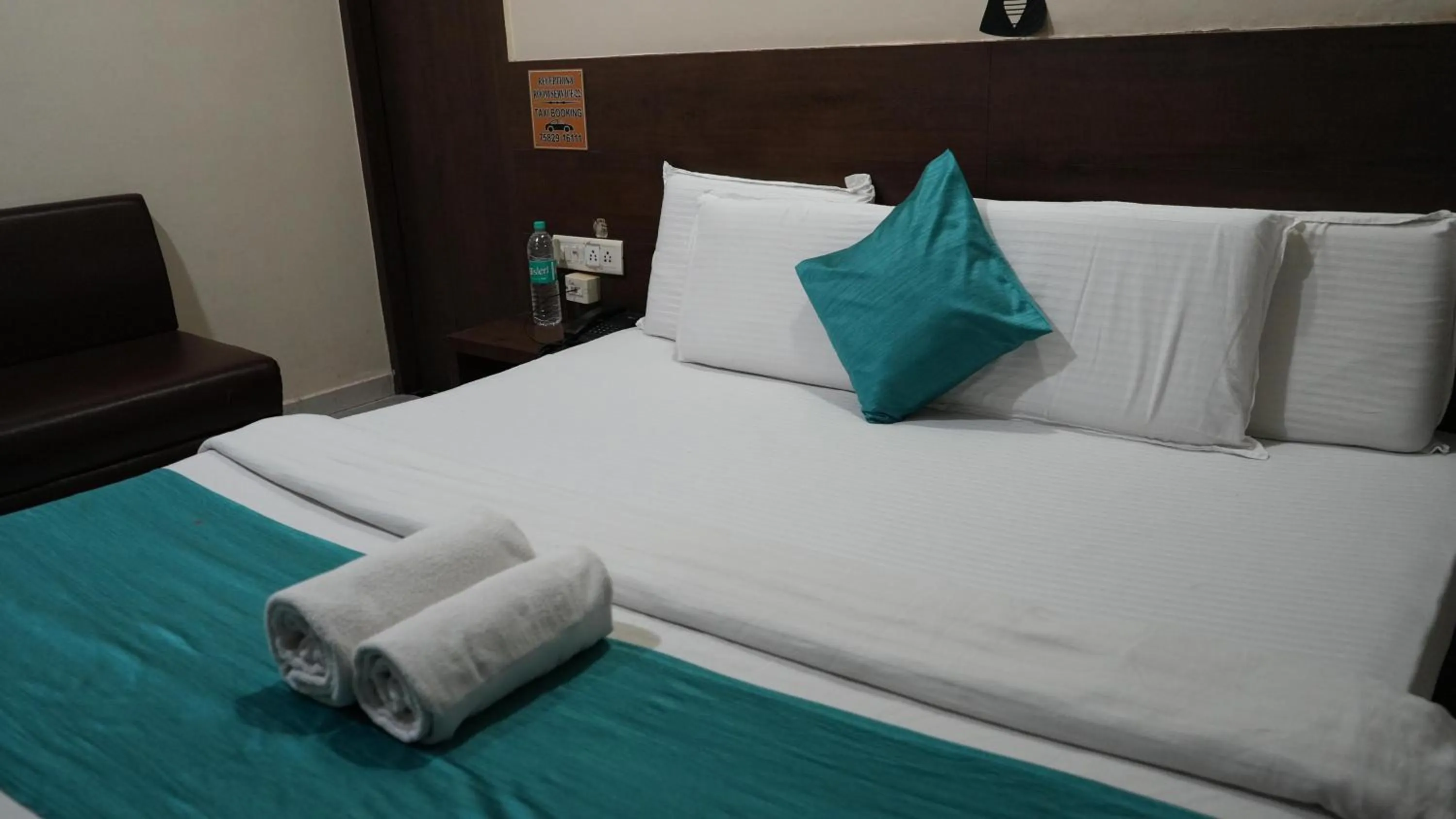 Bed in Hotel Satyug