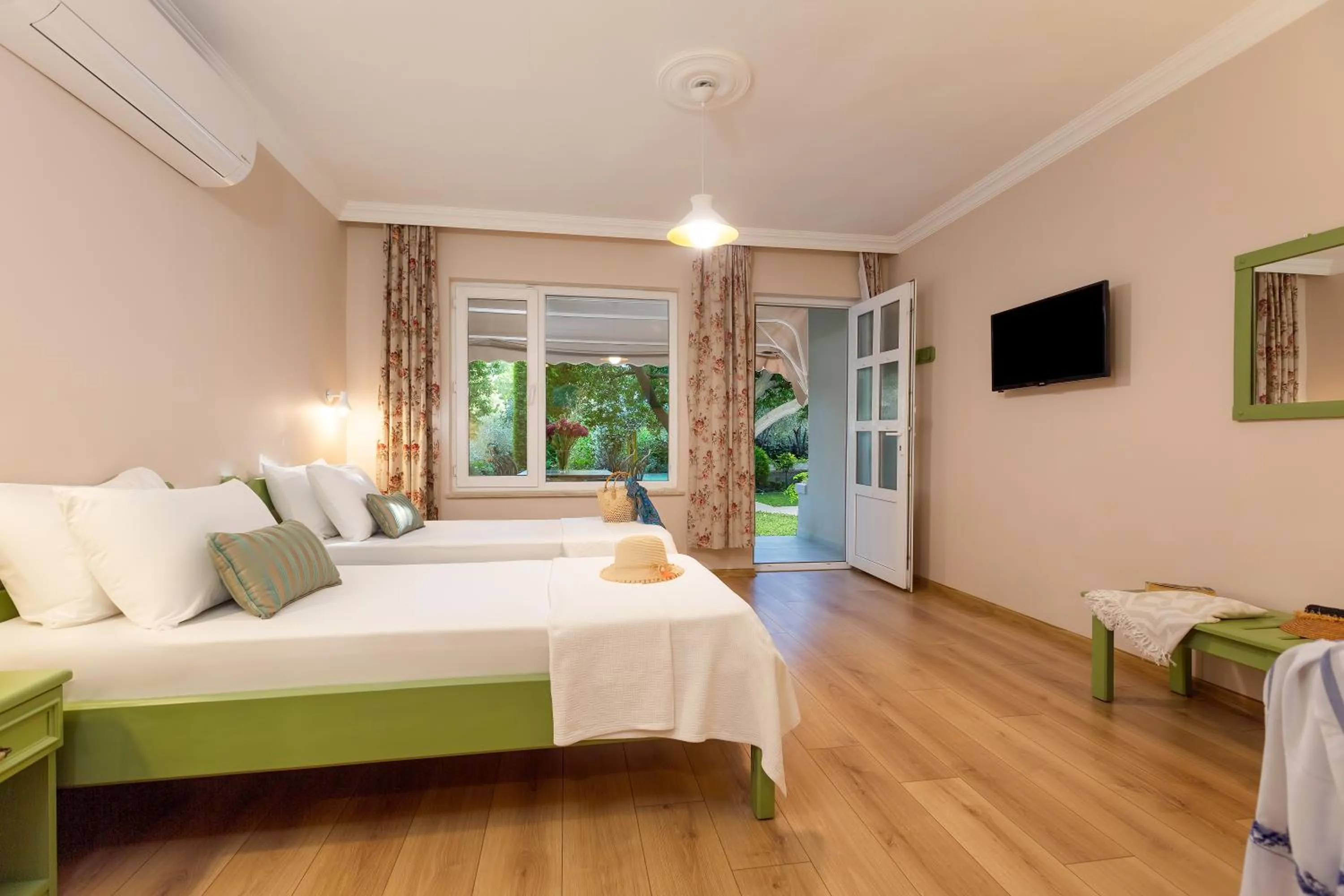 Photo of the whole room, Bed in Gurel Garden House