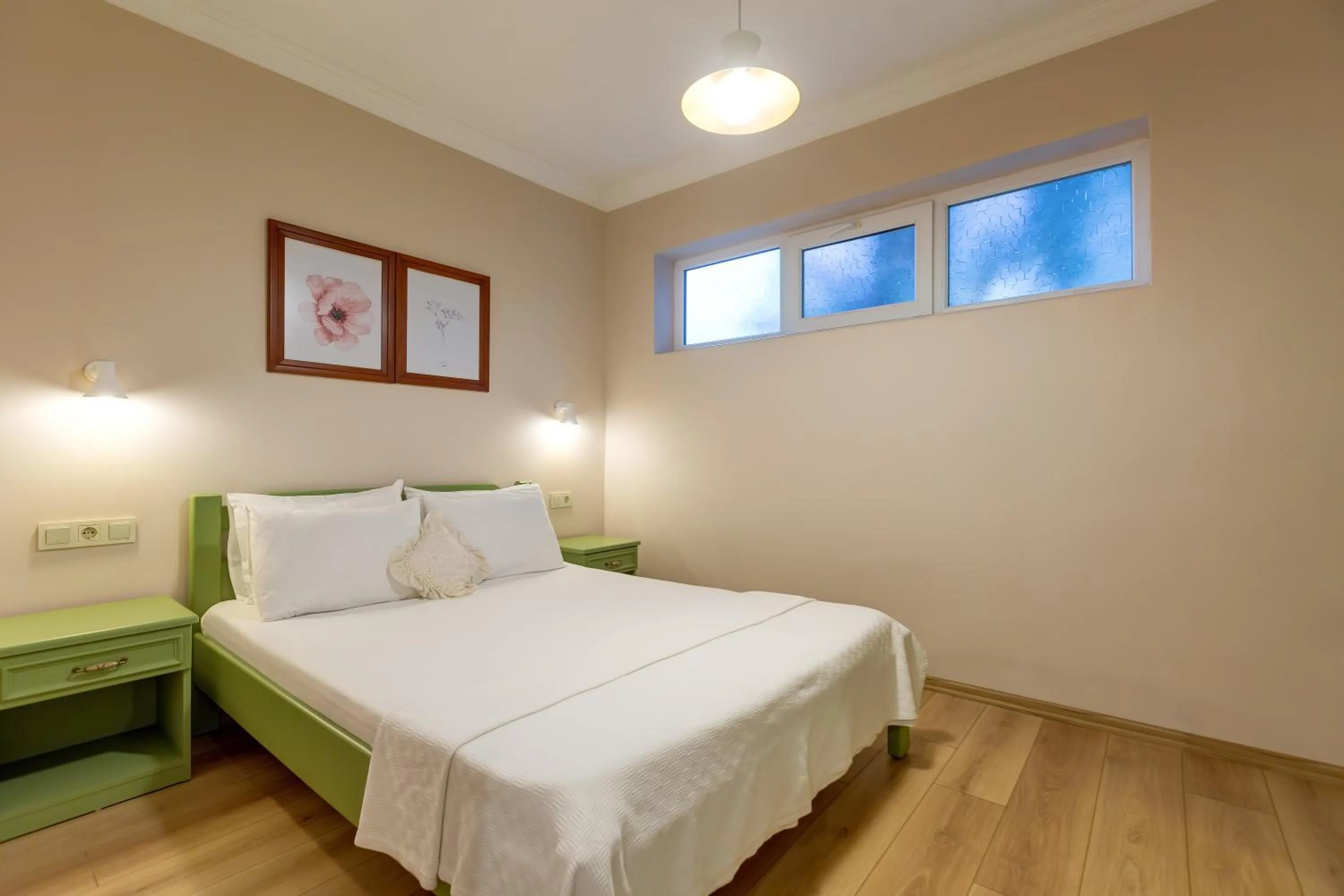 Photo of the whole room, Bed in Gurel Garden House