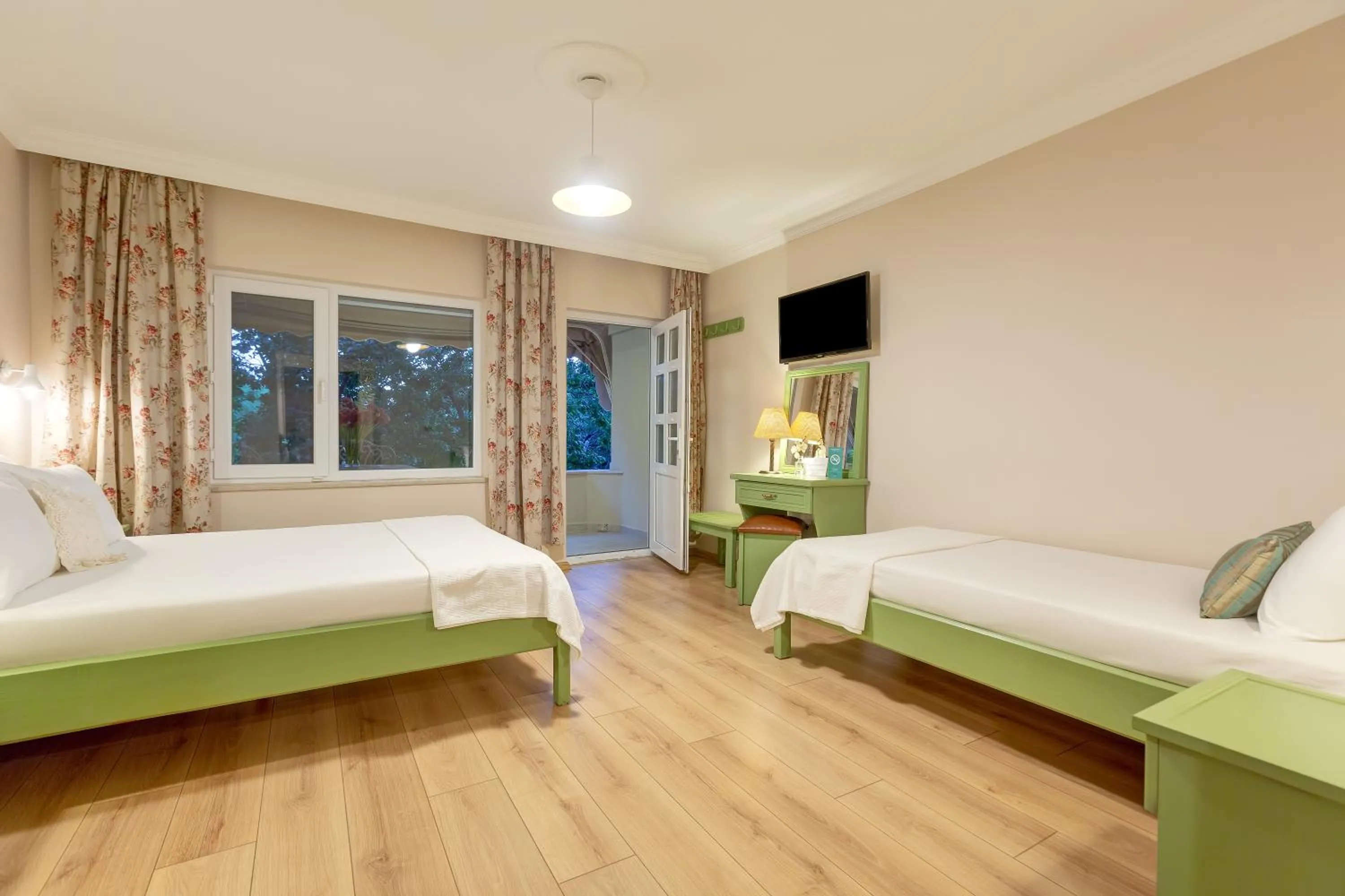 Photo of the whole room, Bed in Gurel Garden House