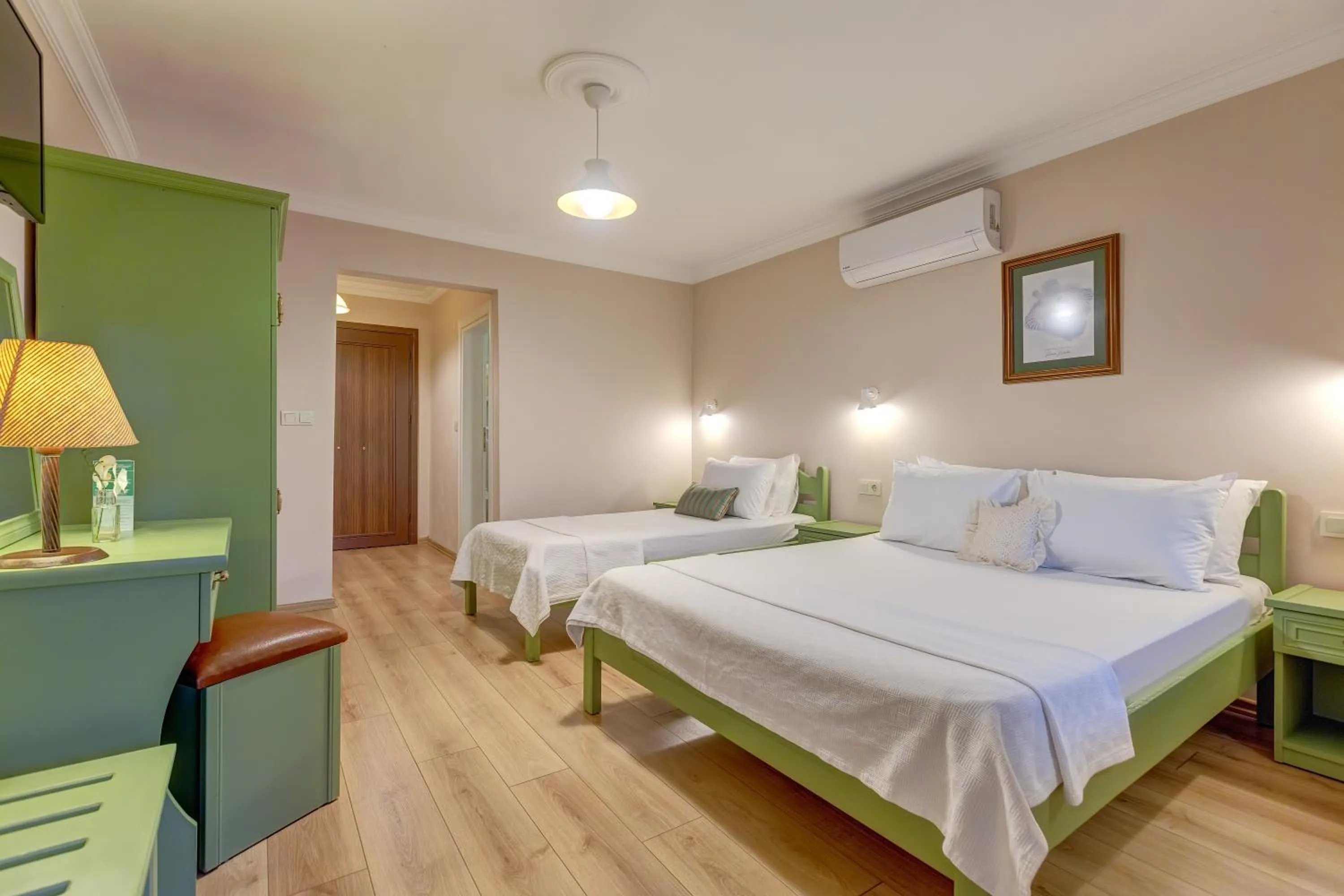 Photo of the whole room, Bed in Gurel Garden House