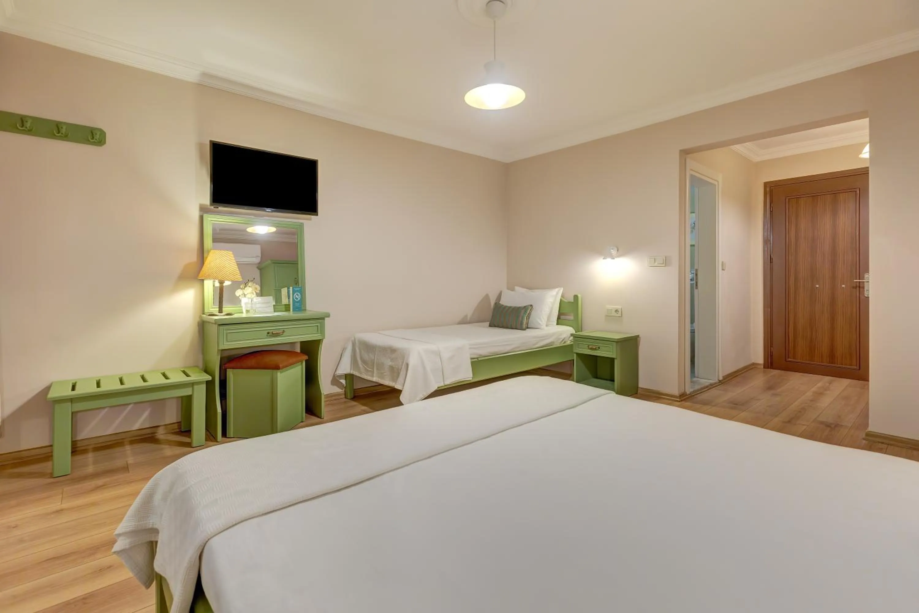 Photo of the whole room, Bed in Gurel Garden House