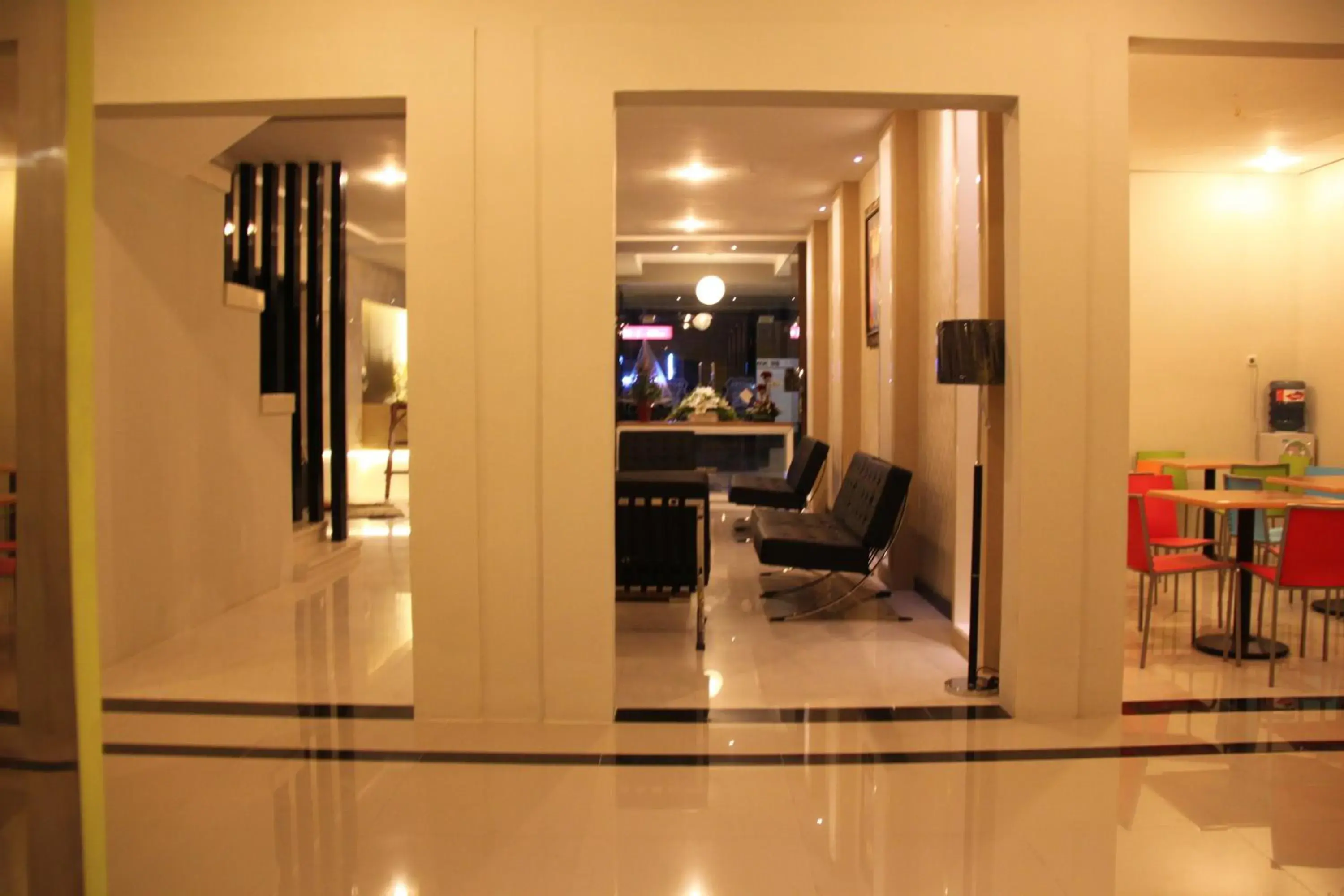 Restaurant/places to eat in SWK 95 Hotel Restaurant/places to eat in SWK 95 Hotel