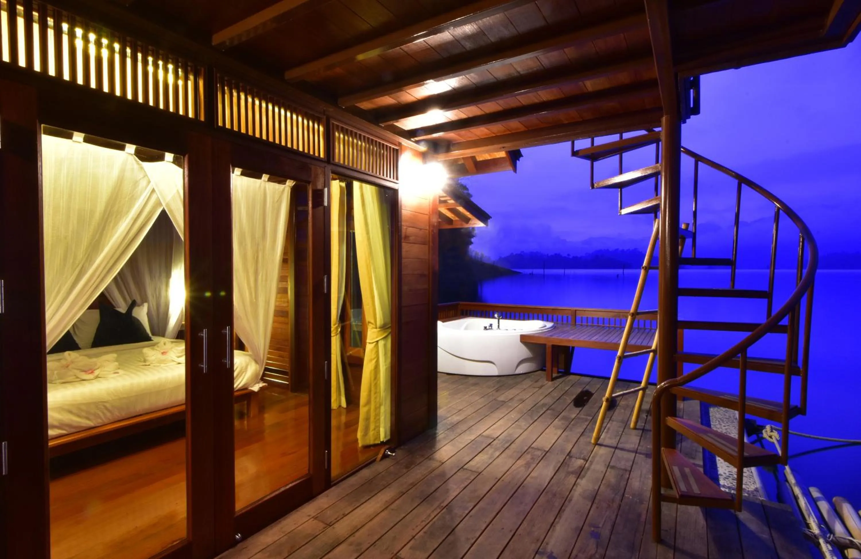 Photo of the whole room, Bed in 500 Rai Floating Resort