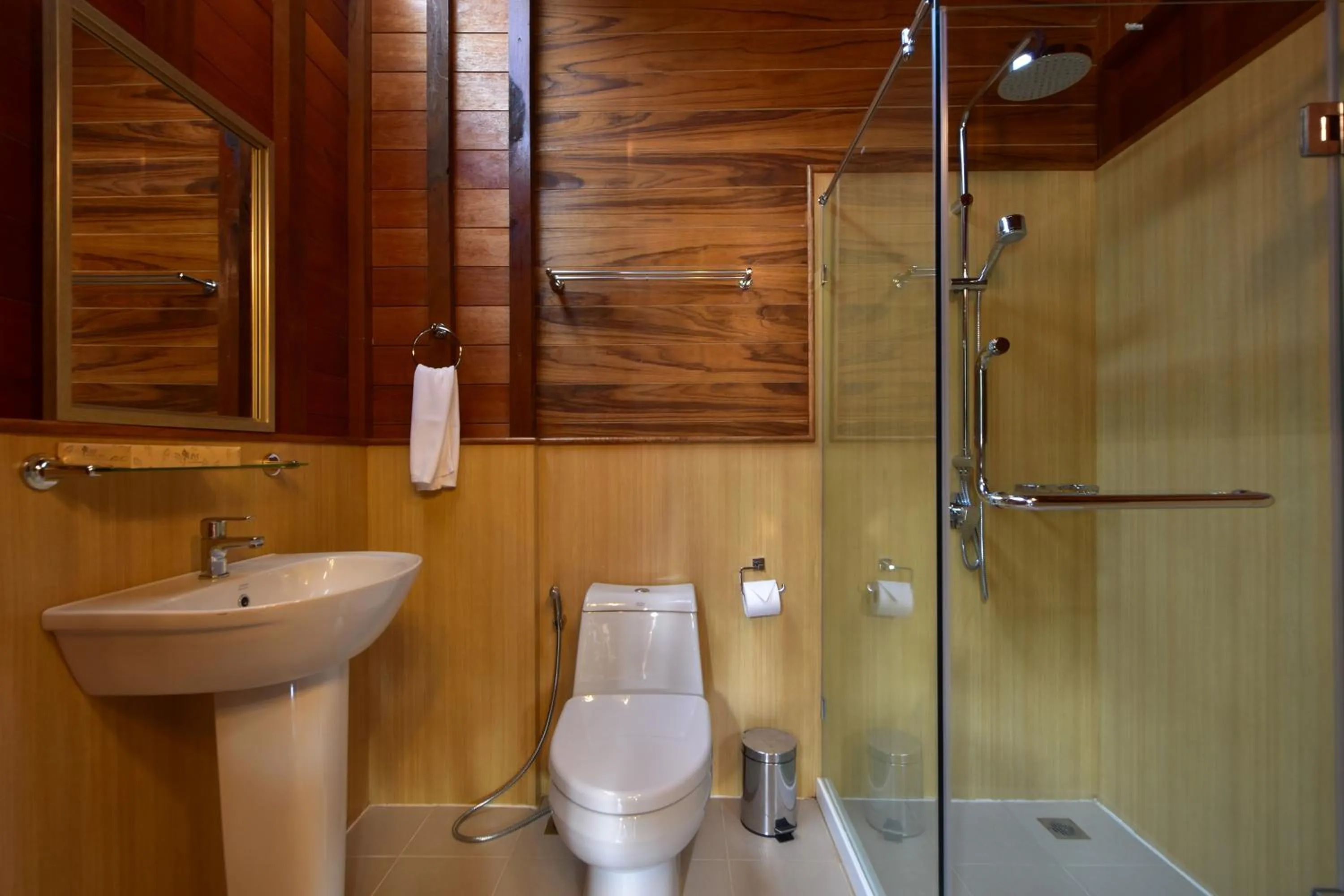 Shower in 500 Rai Floating Resort