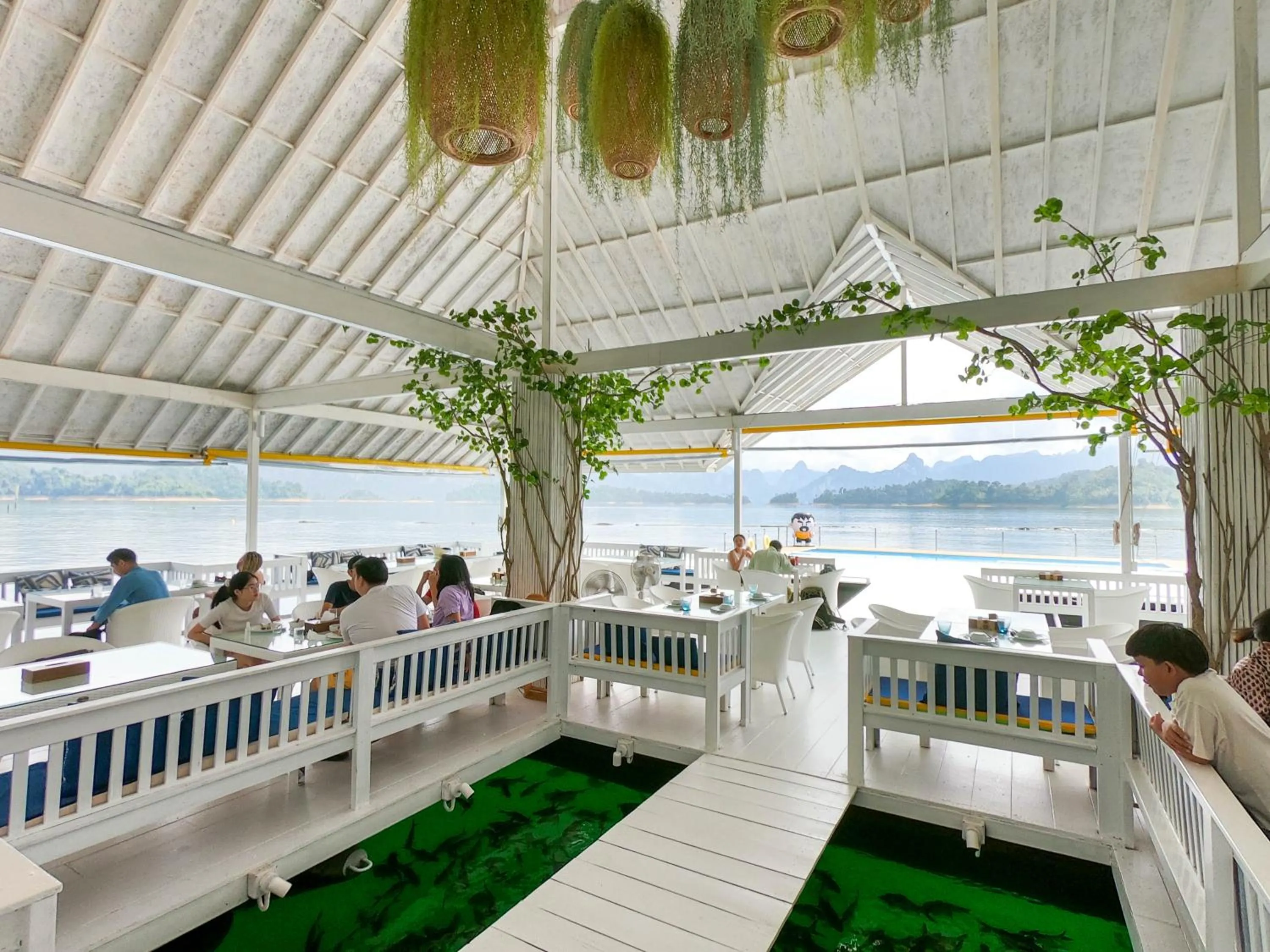 Restaurant/places to eat in 500 Rai Floating Resort