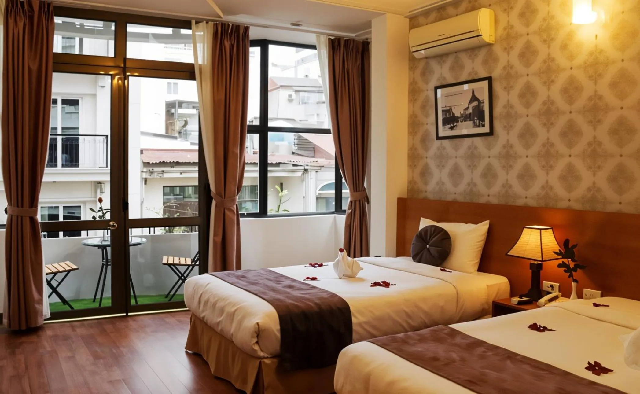 Bed in Hanoi Win Hotel & Travel