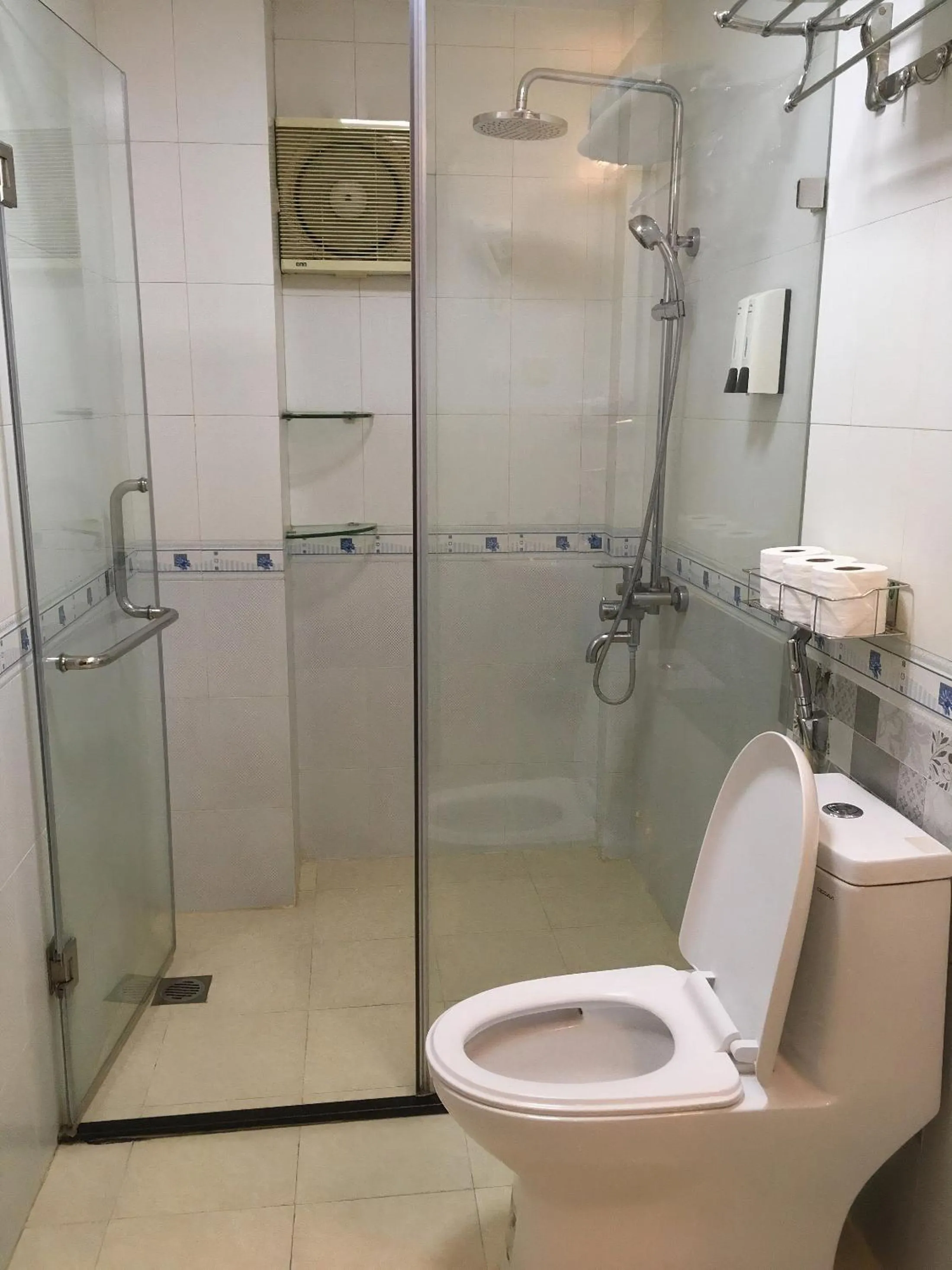 Toilet in Hanoi Win Hotel & Travel