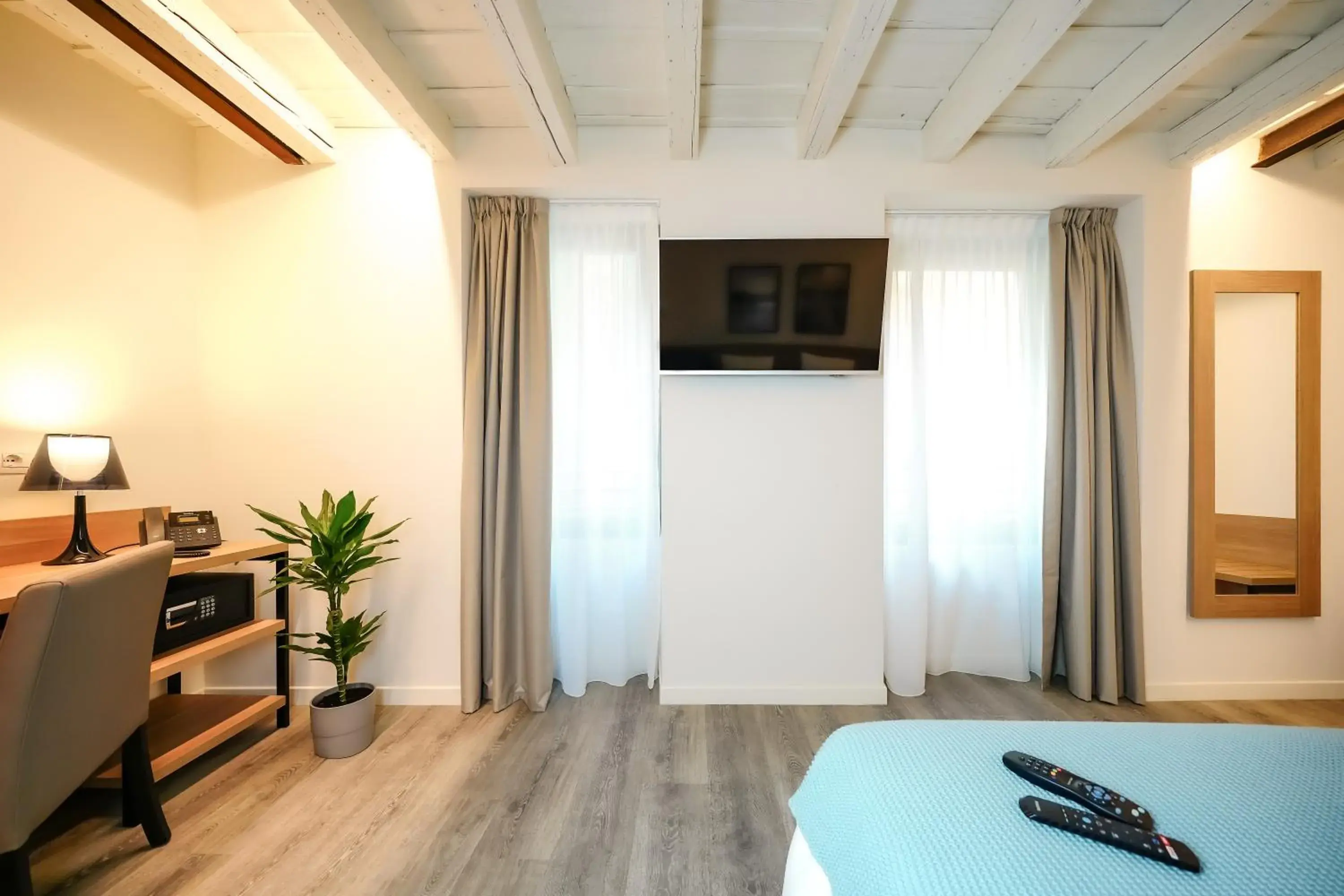 TV and multimedia, Bed in Bergamo Inn 15 TV and multimedia, Bed in Bergamo Inn 15