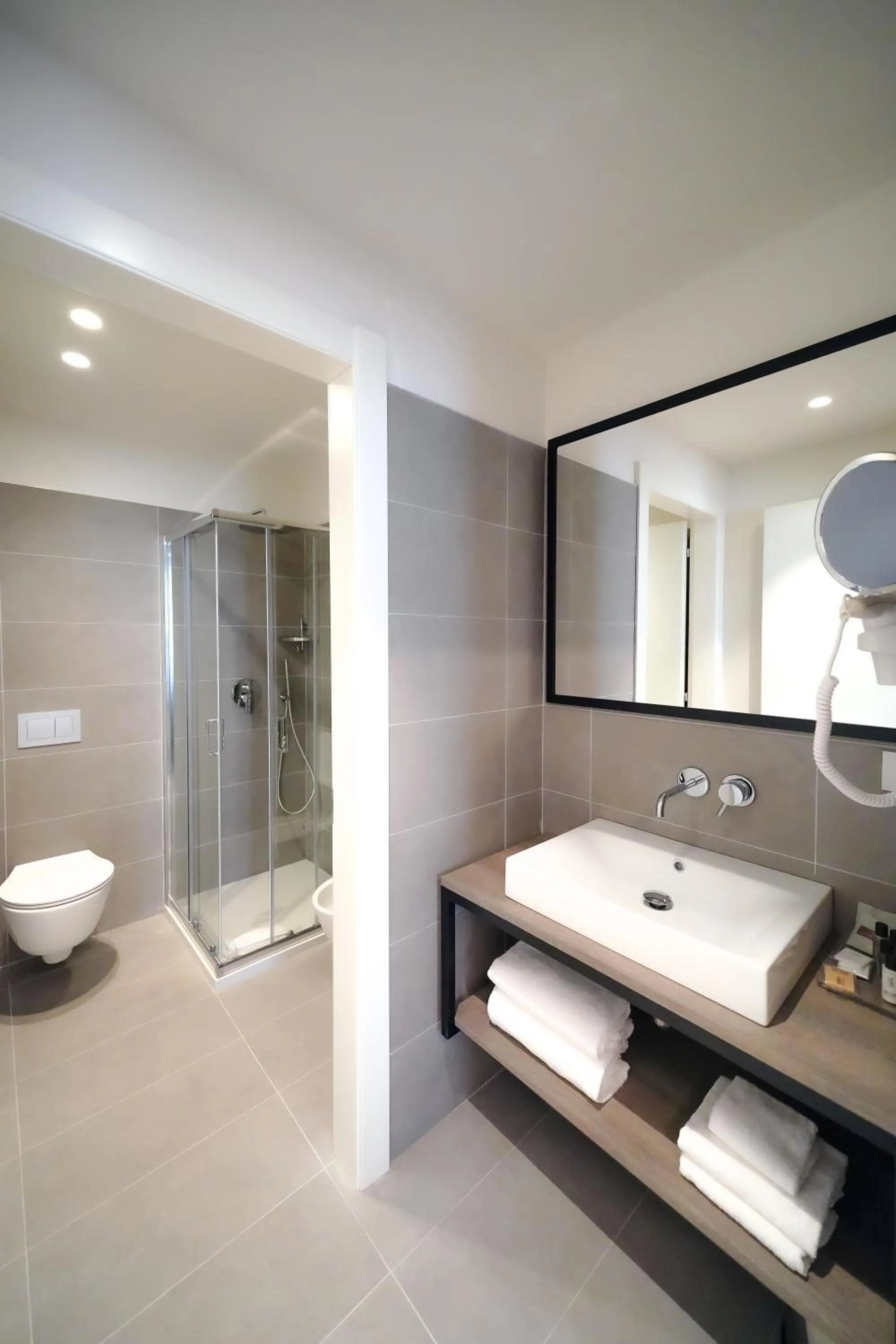 Shower in Bergamo Inn 15