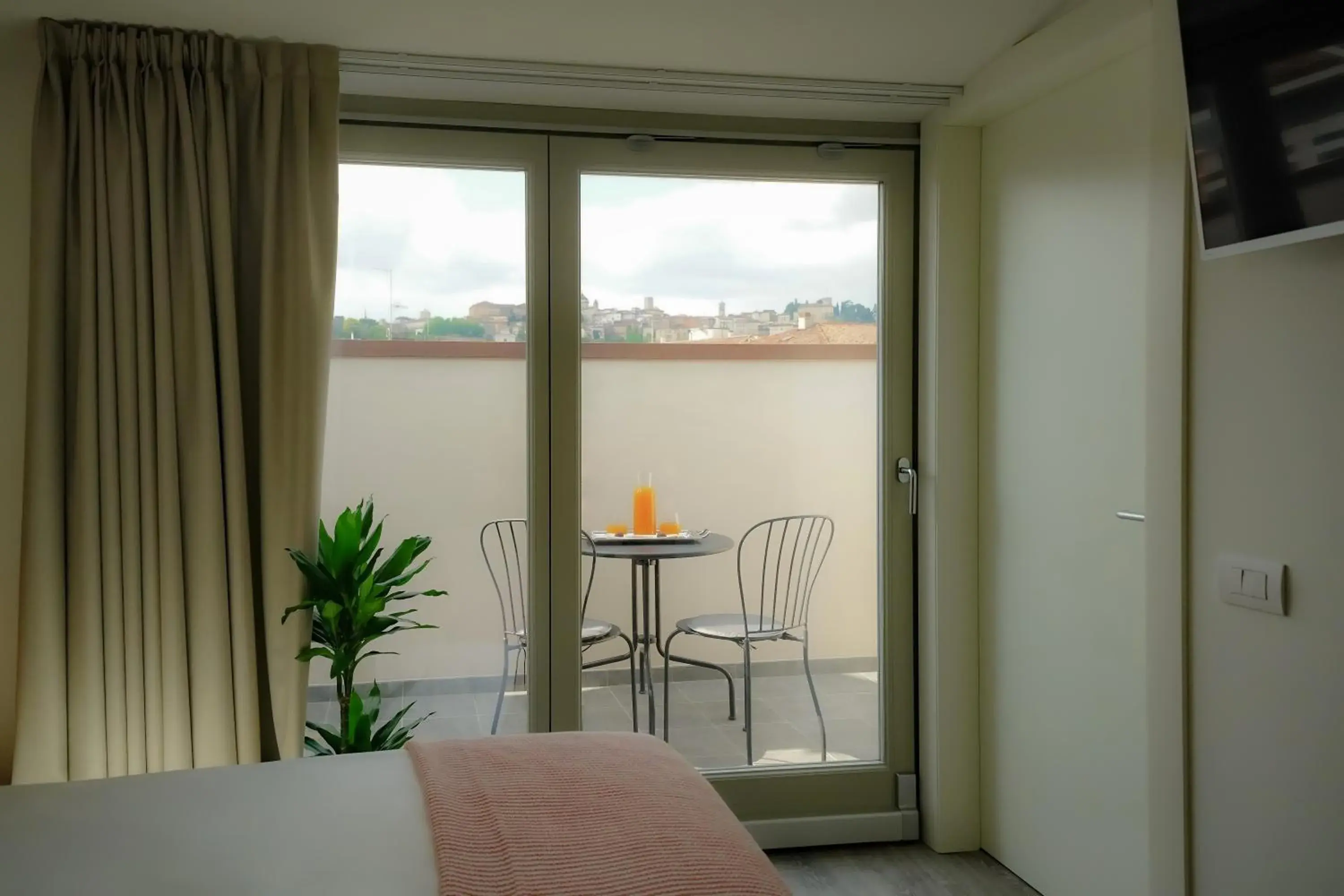 View (from property/room), Bed in Bergamo Inn 15 View (from property/room), Bed in Bergamo Inn 15