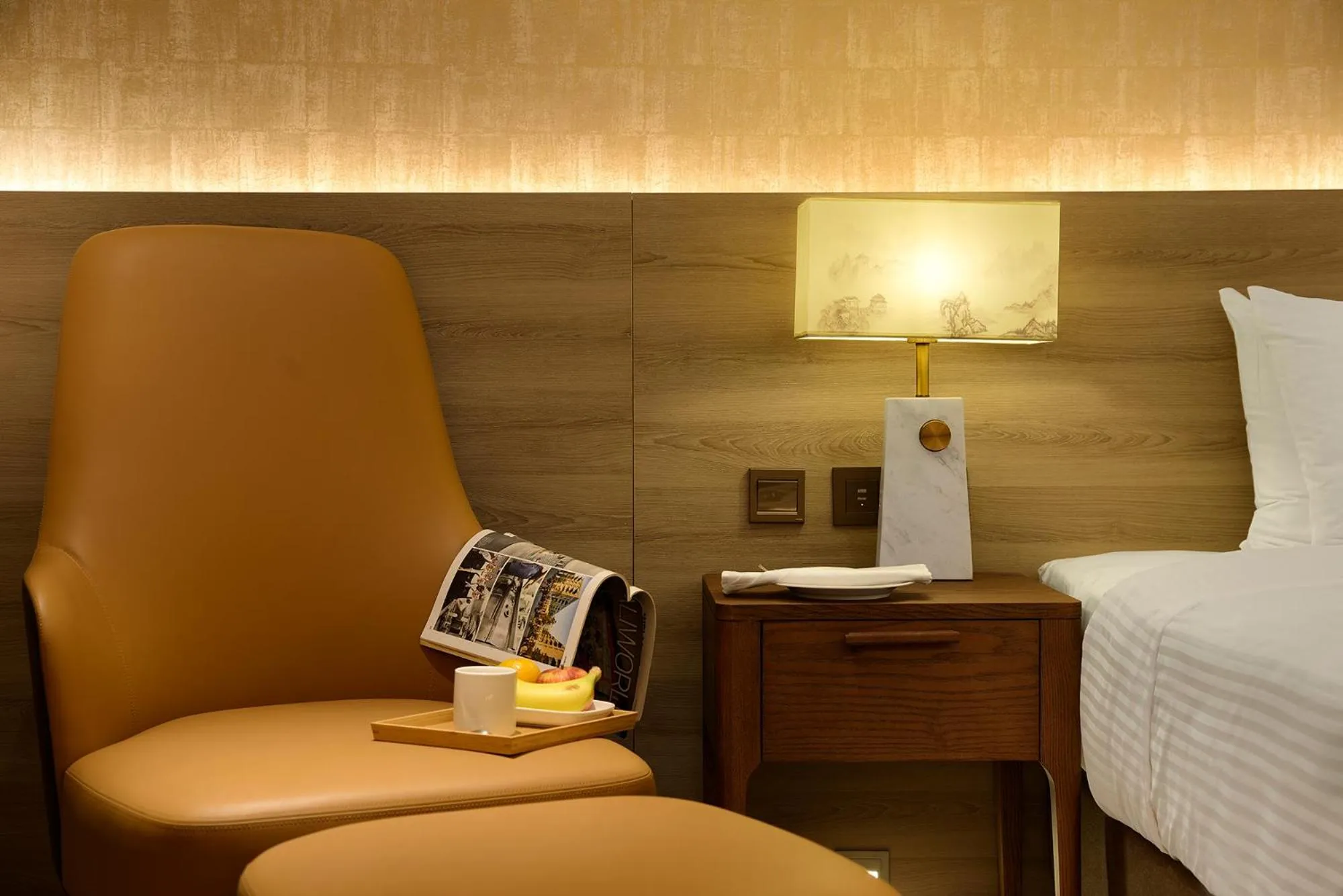 Seating area, Bed in Joyfultel