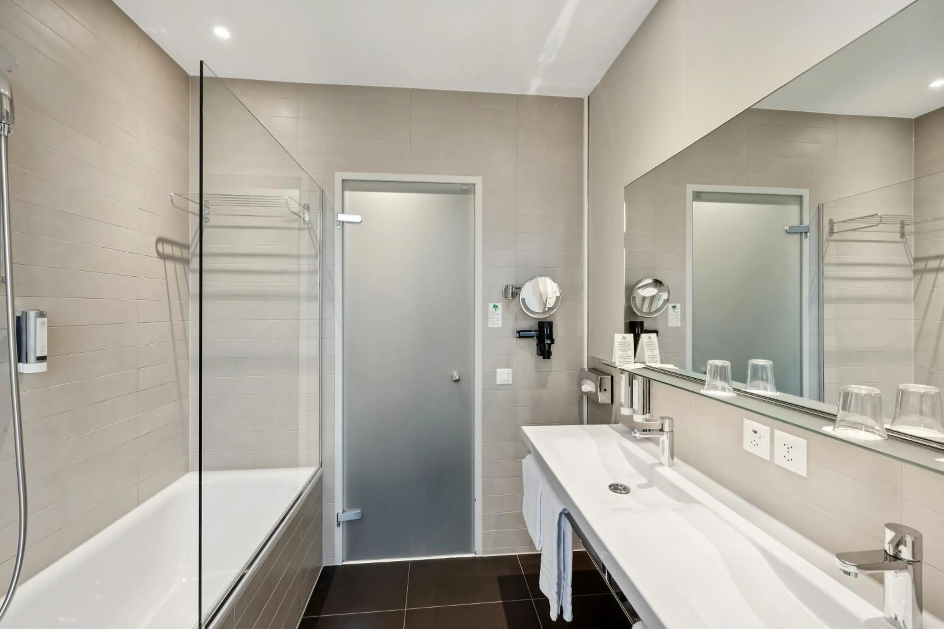 Bathroom in GLANDON Rooms Elite