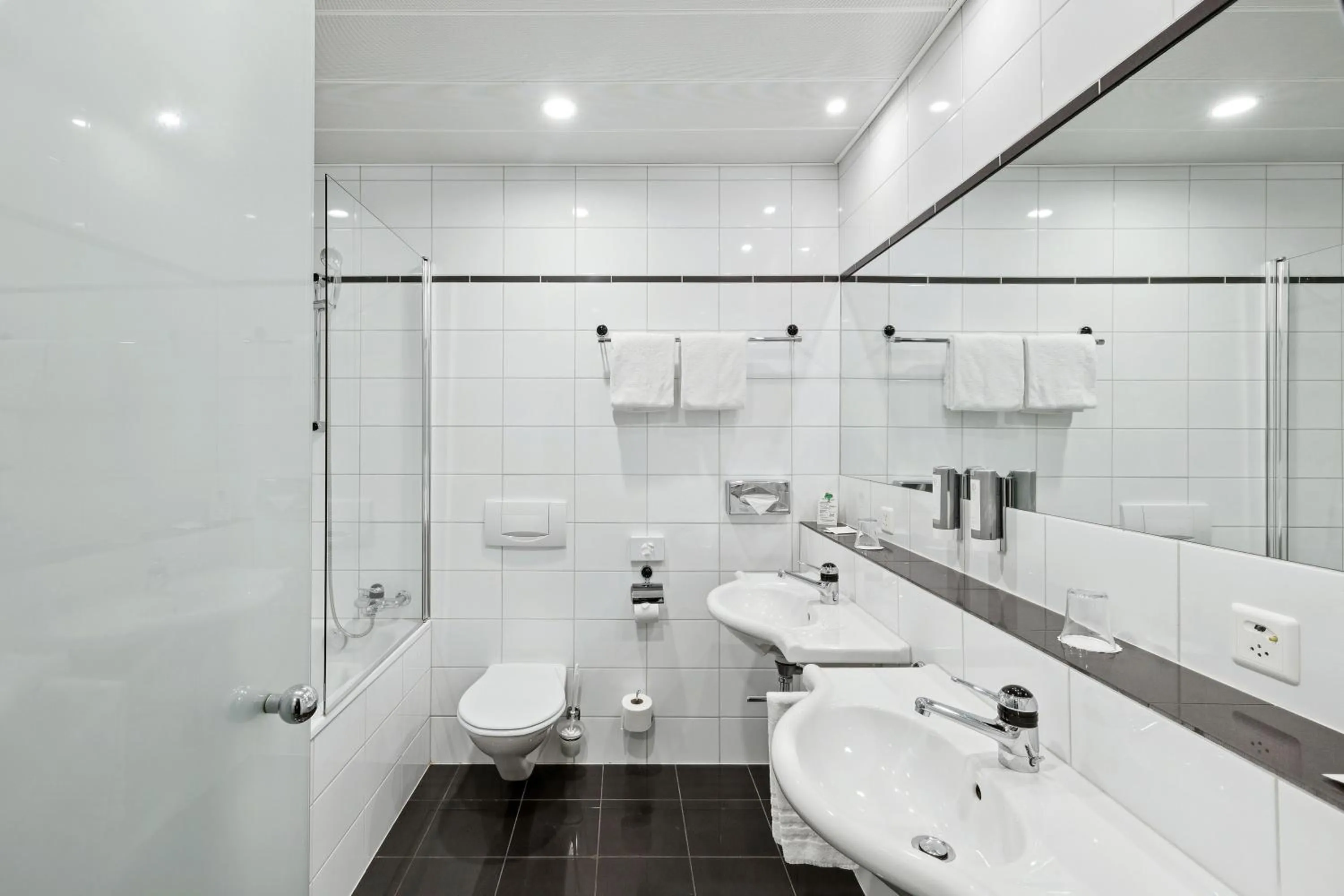 Shower in GLANDON Rooms Elite