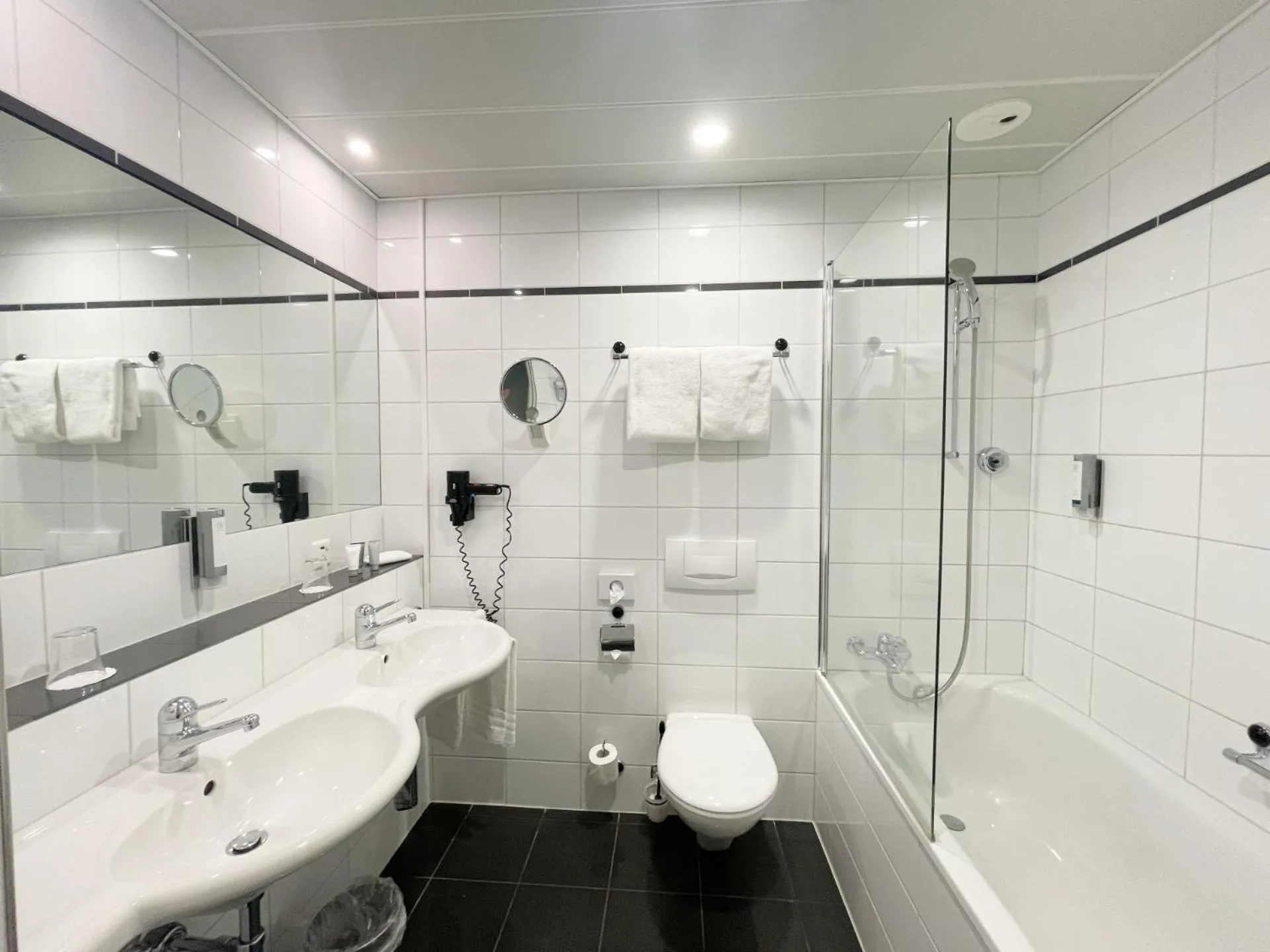 Bathroom in GLANDON Rooms Elite