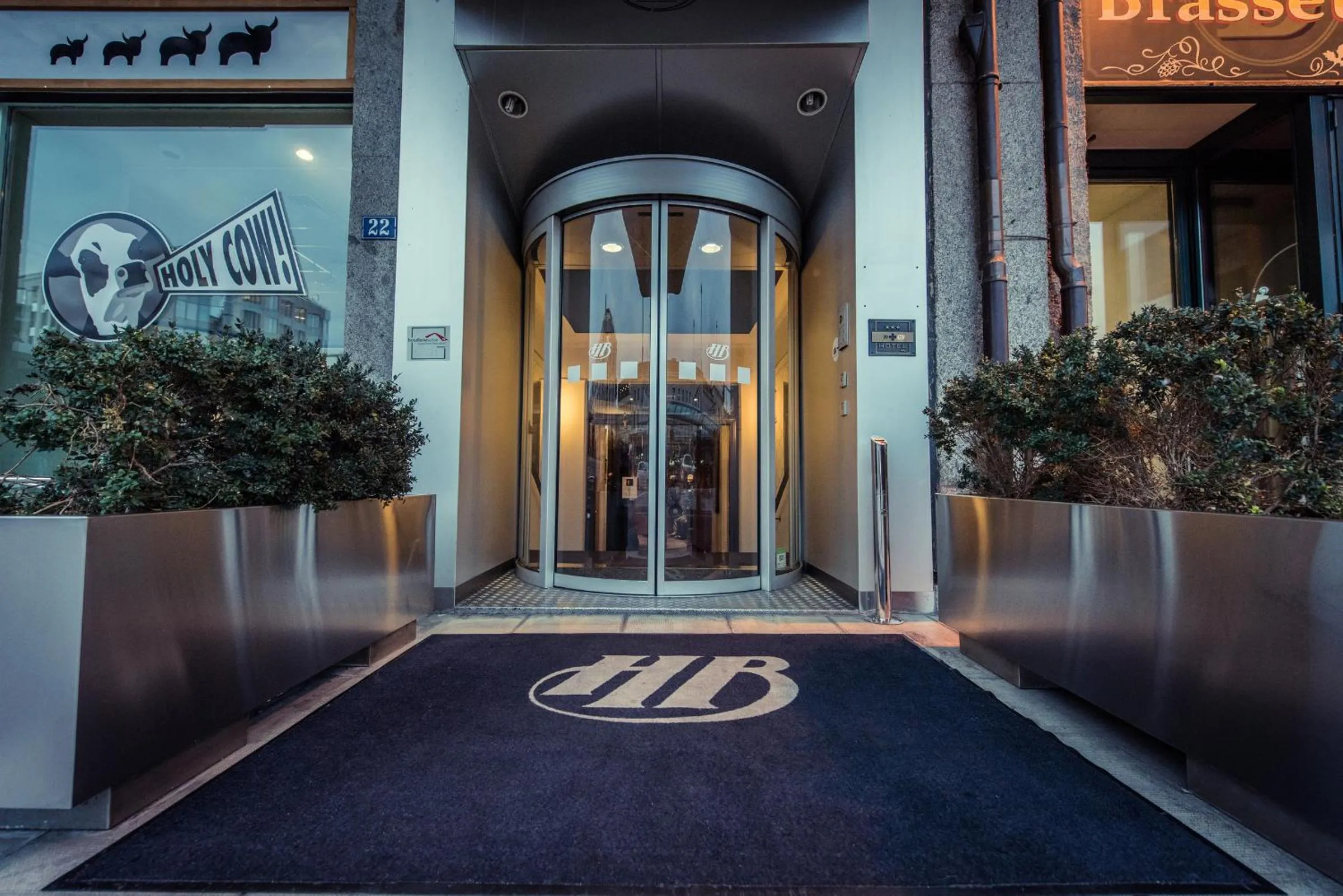 Facade/entrance in Hotel Bernina Geneva