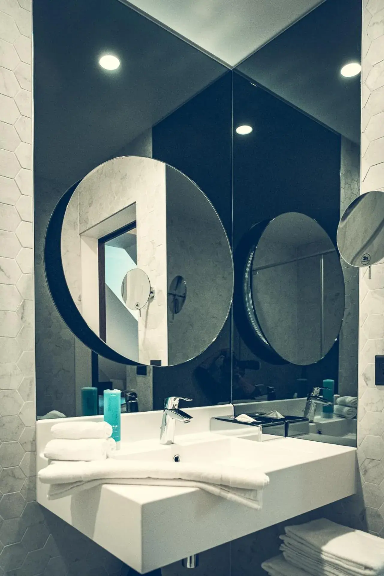 Deluxe Twin Room in Hotel Bernina Geneva Deluxe Twin Room in Hotel Bernina Geneva