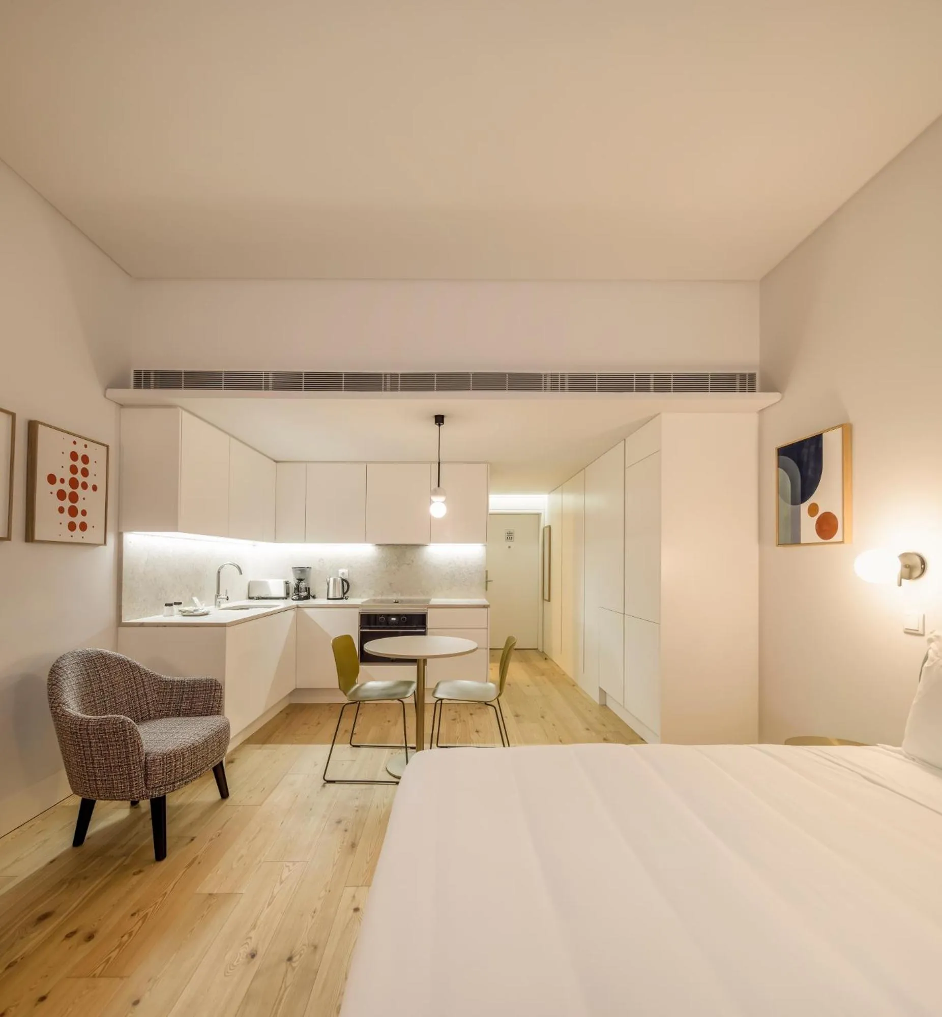 Kitchen or kitchenette, Bed in Lisbon Serviced Apartments - Mouraria
