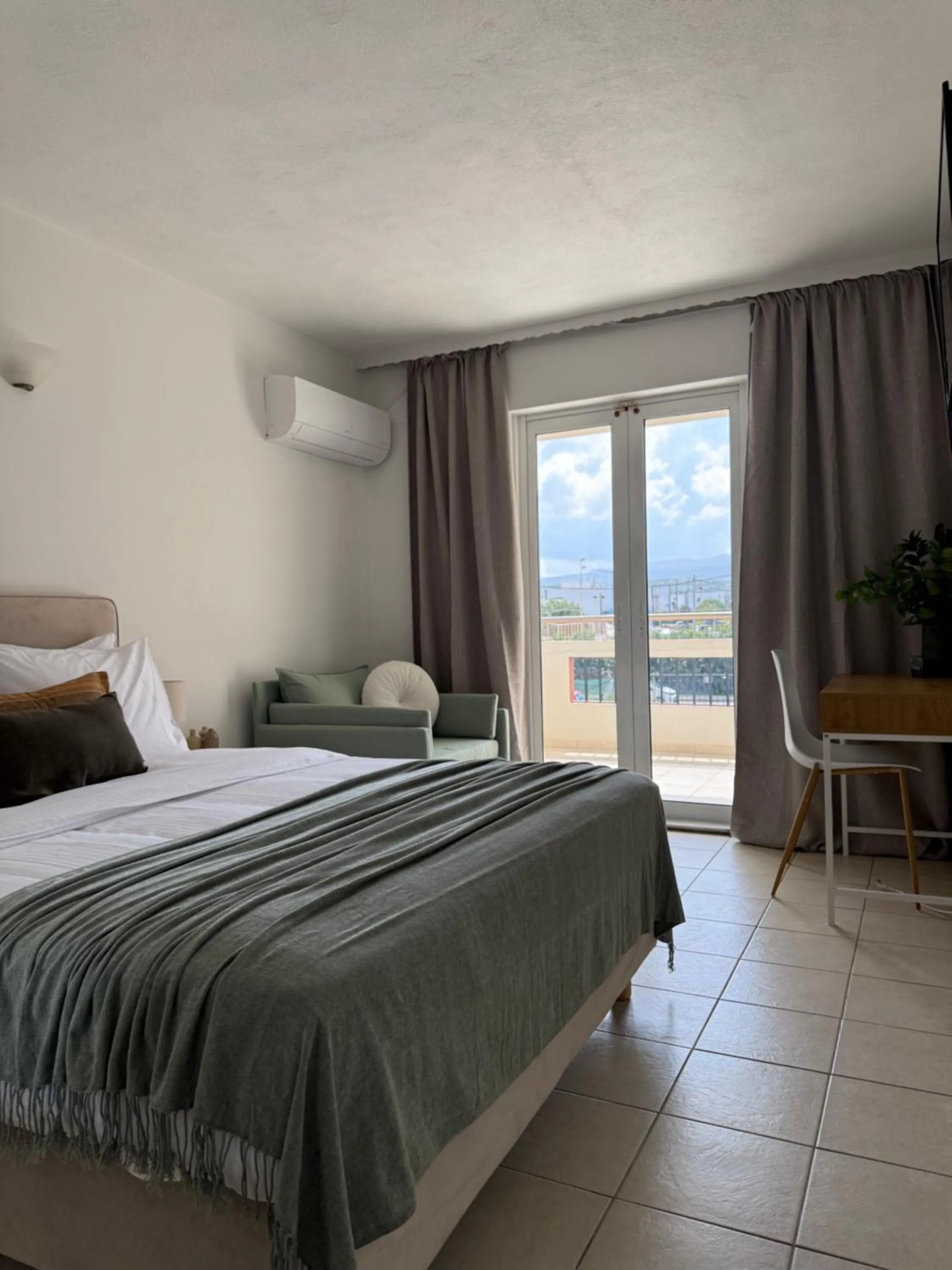 Bed in Flisvos