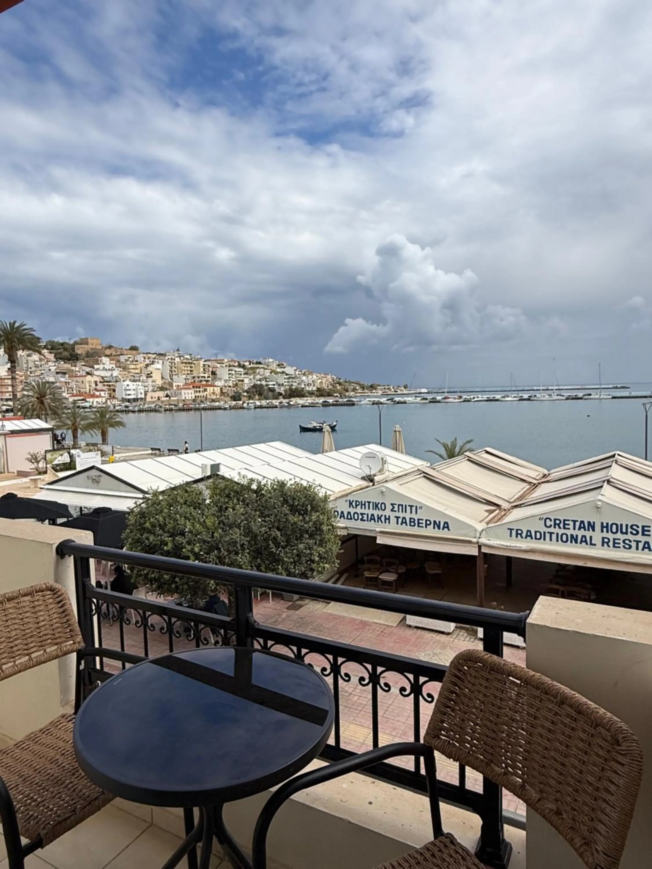 Patio in Flisvos