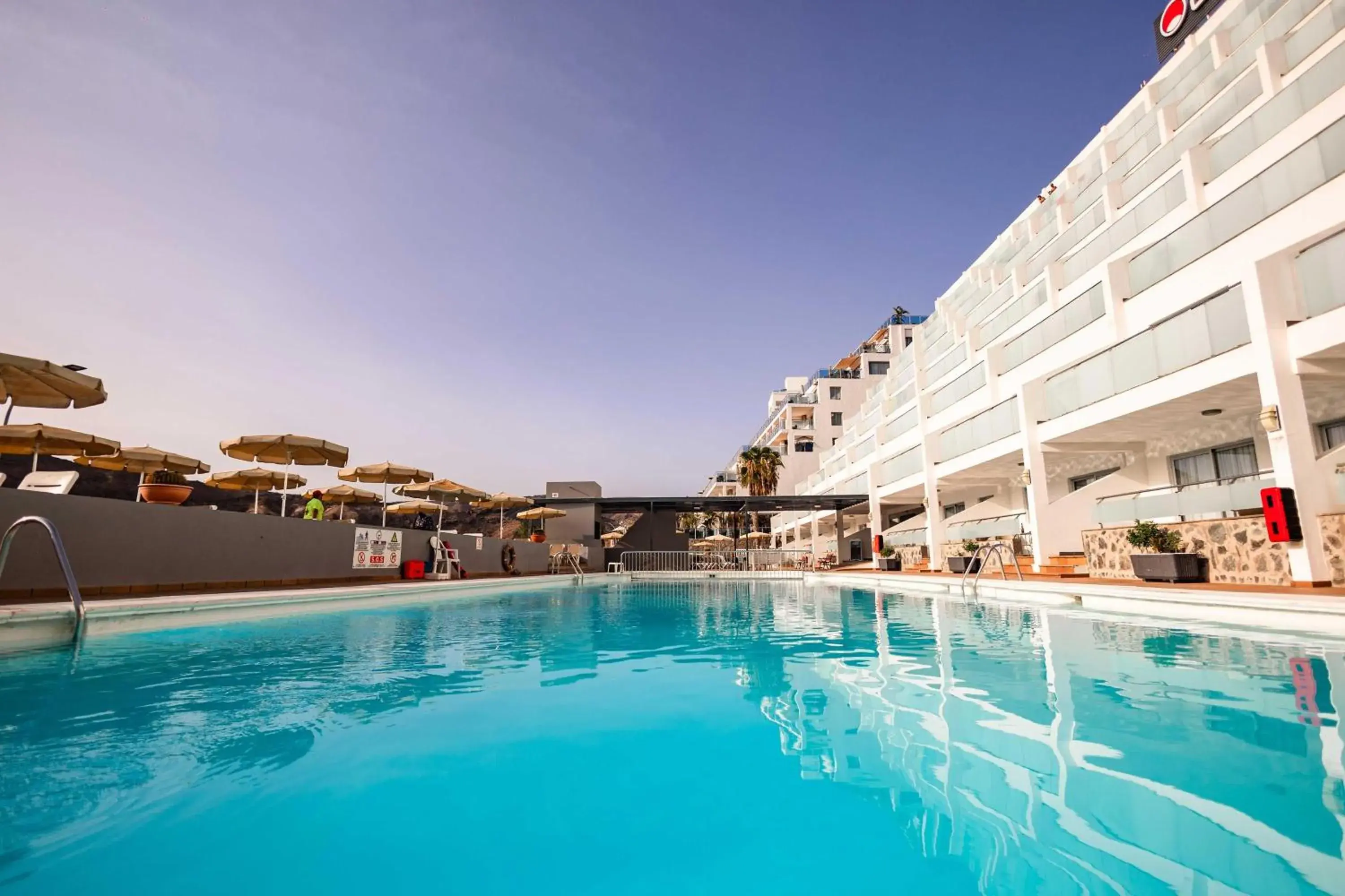 Swimming pool in Servatur Castillo de Sol Swimming pool in Servatur Castillo de Sol