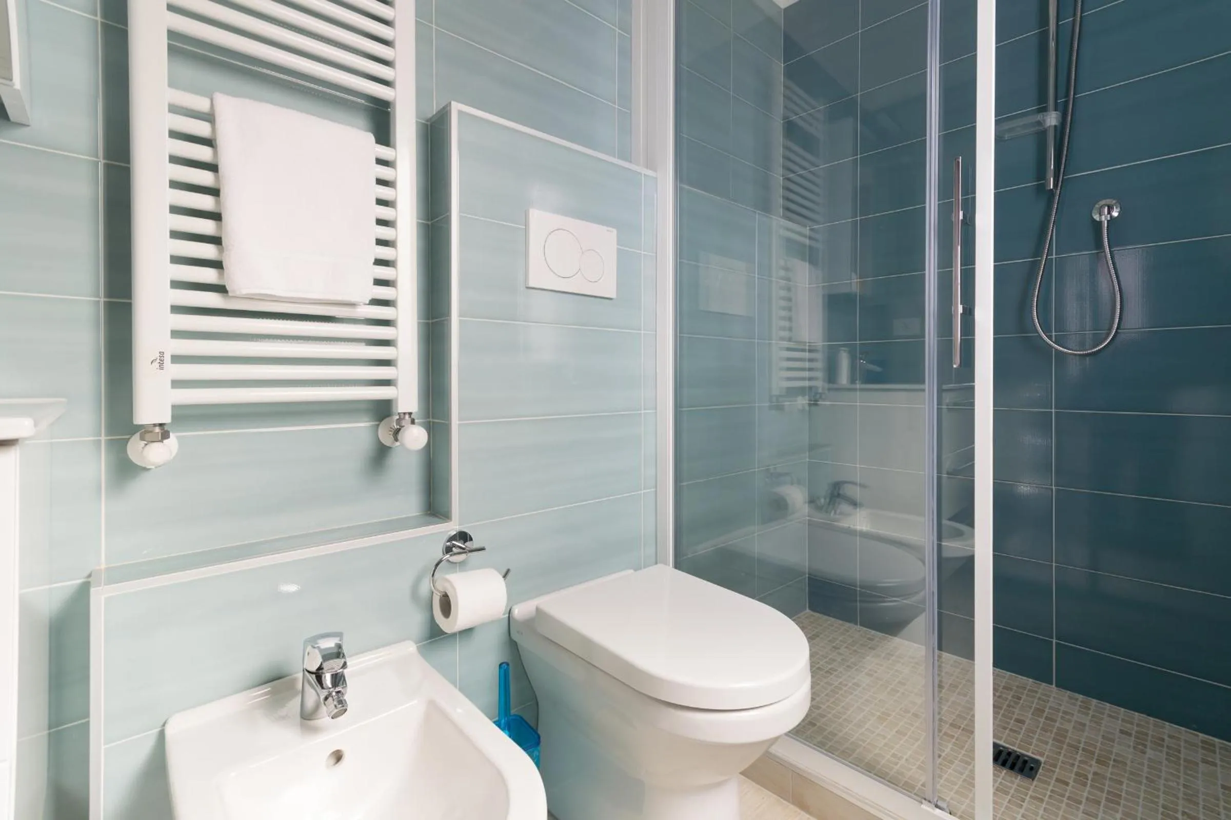 Shower in HouSmart Vicolo Bolognetti