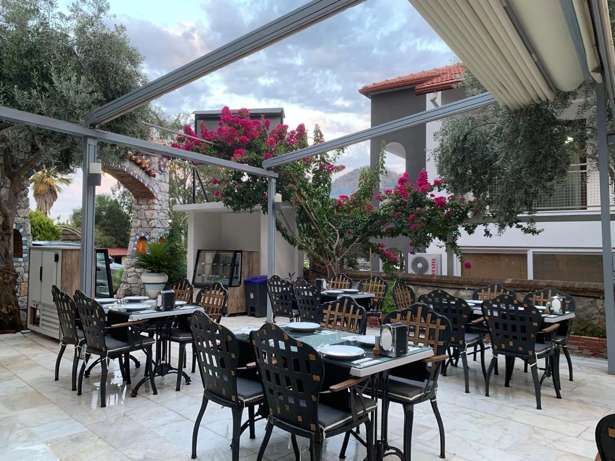 Restaurant/places to eat in Sen Apart