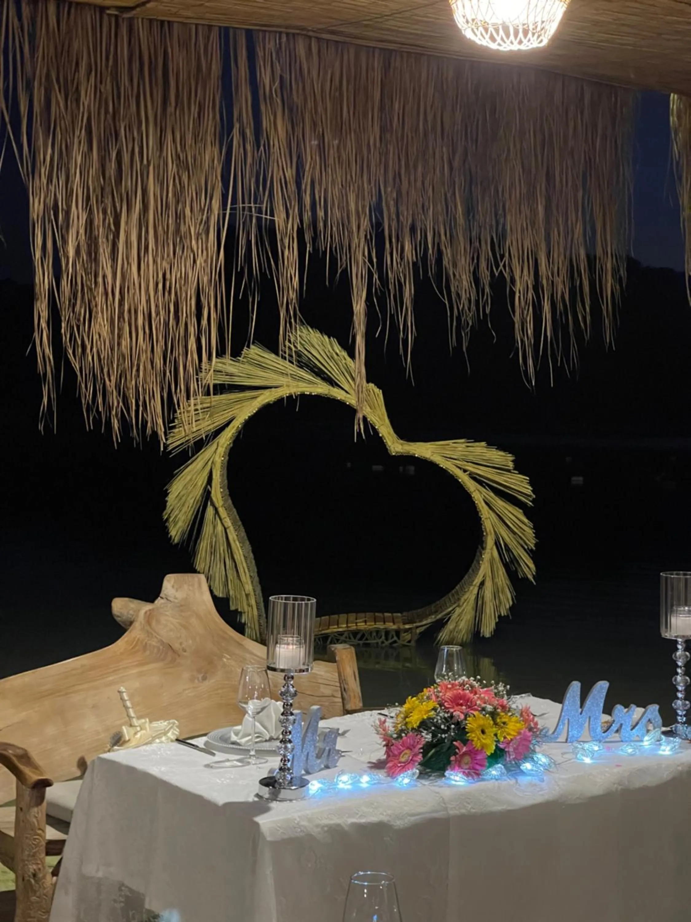 Restaurant/places to eat in Green Pine Bungalows & Beach Luxury Concept