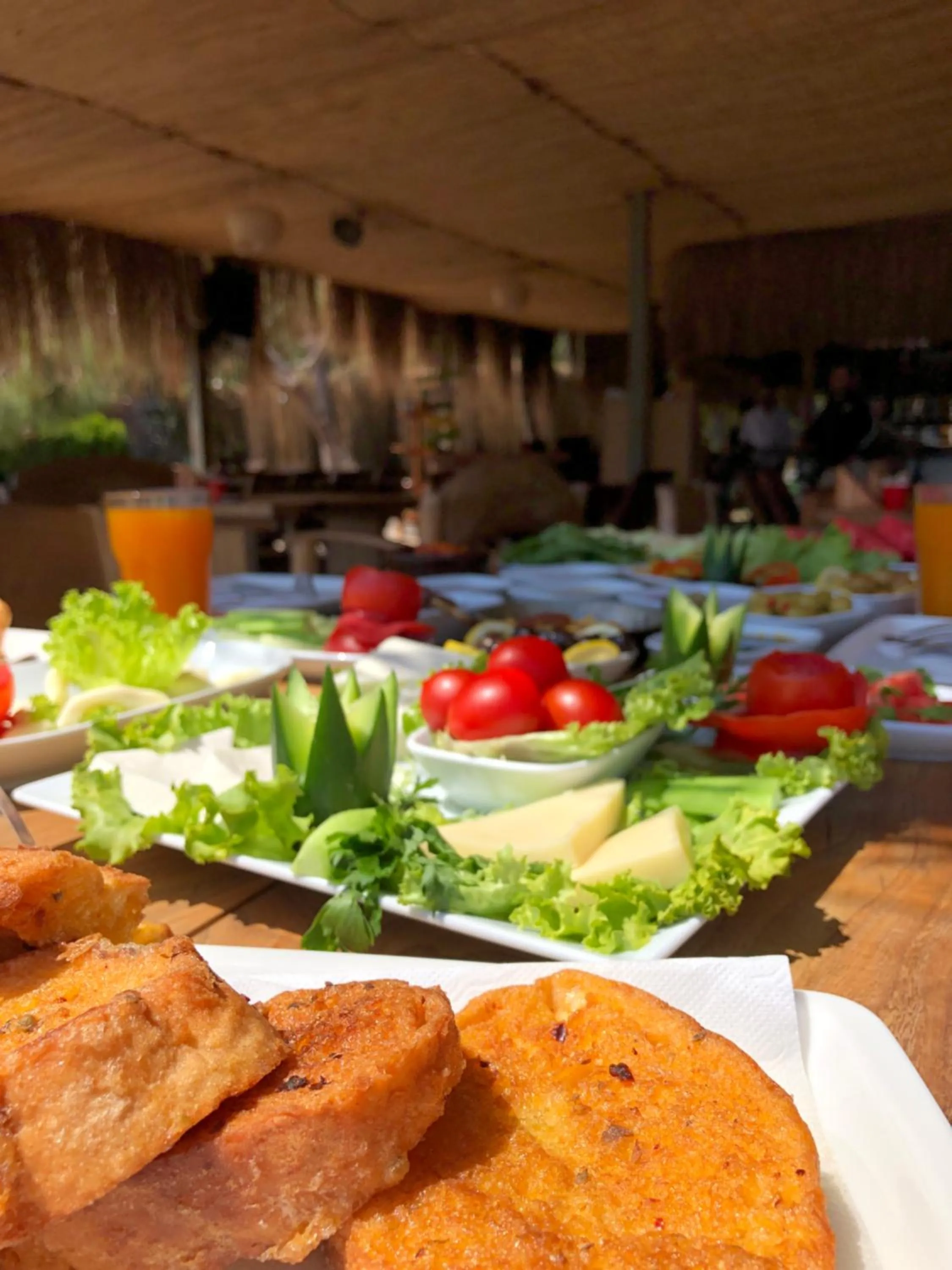 Restaurant/places to eat in Green Pine Bungalows & Beach Luxury Concept