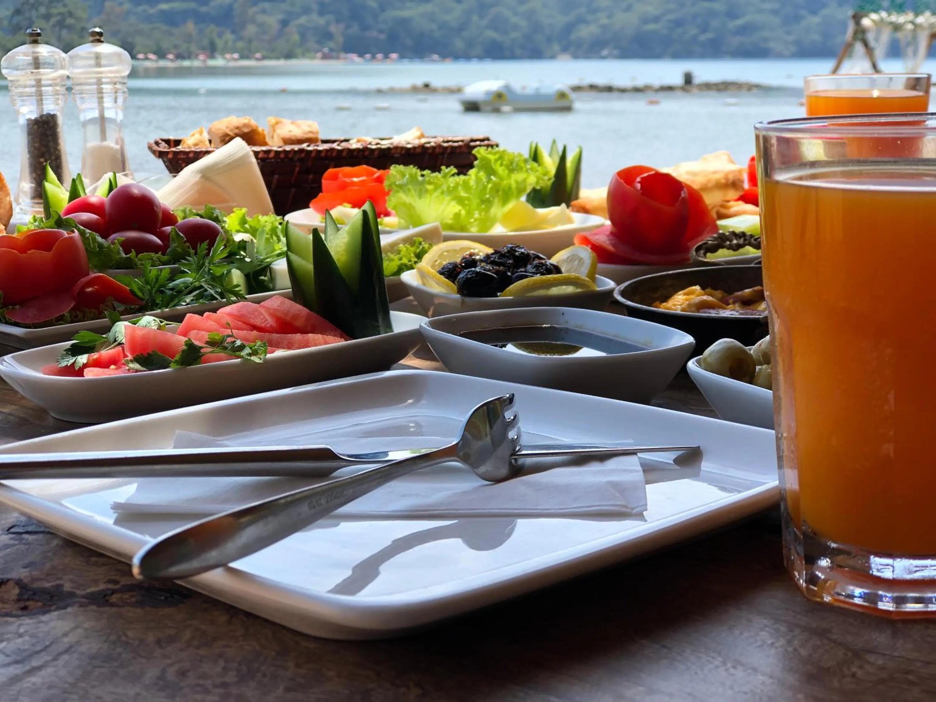 Restaurant/places to eat in Green Pine Bungalows & Beach Luxury Concept