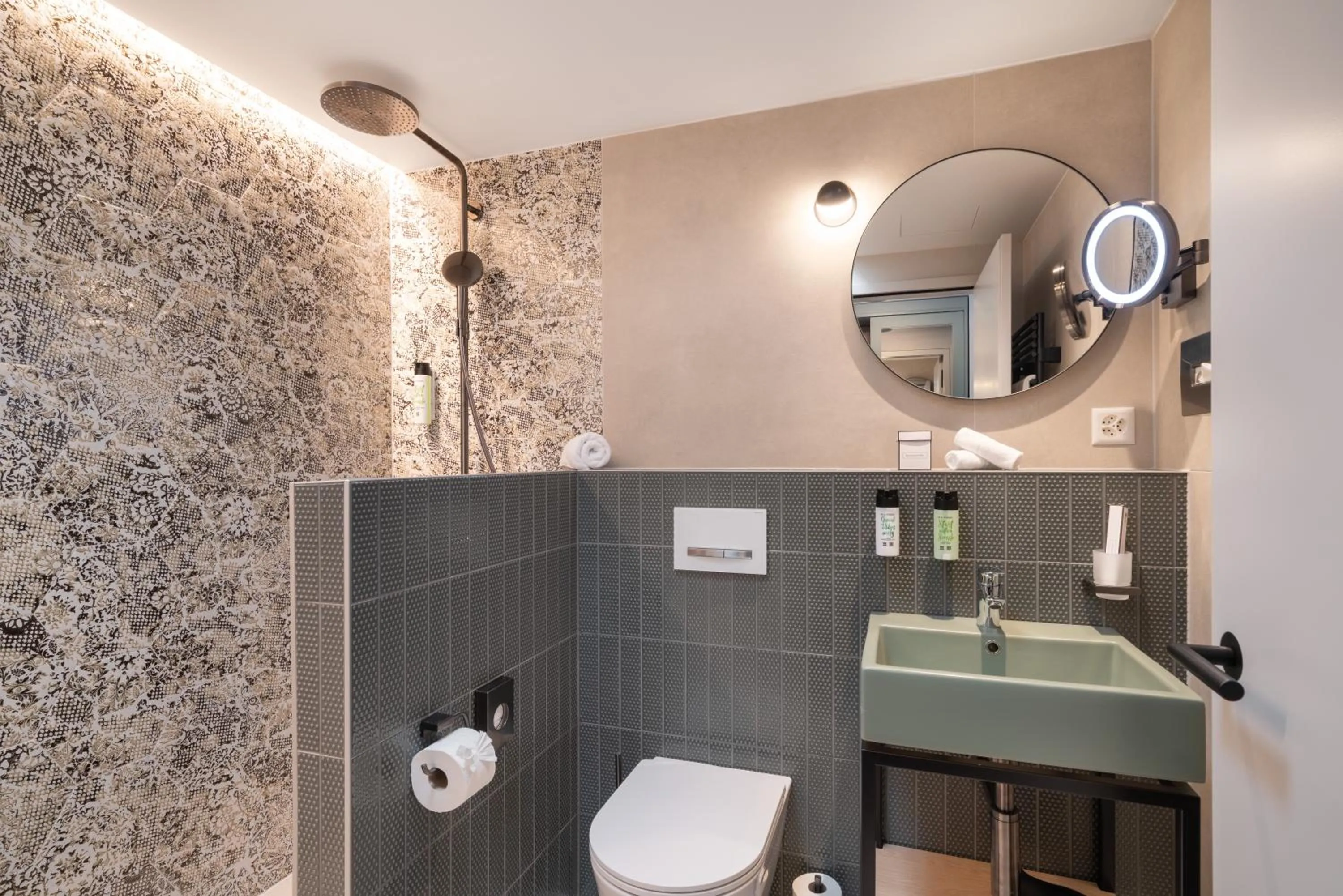 Shower in Stella Swiss Quality Hotel