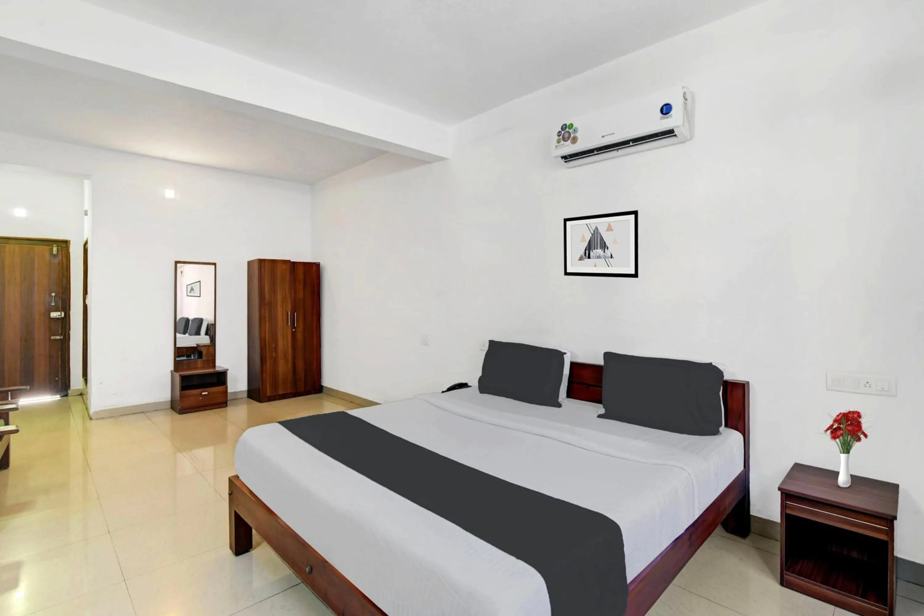 Bedroom, Bed in Super Collection O Madikeri City Center Near KSRTC Bus Stand Coorg Formerly Hotel Ragsys