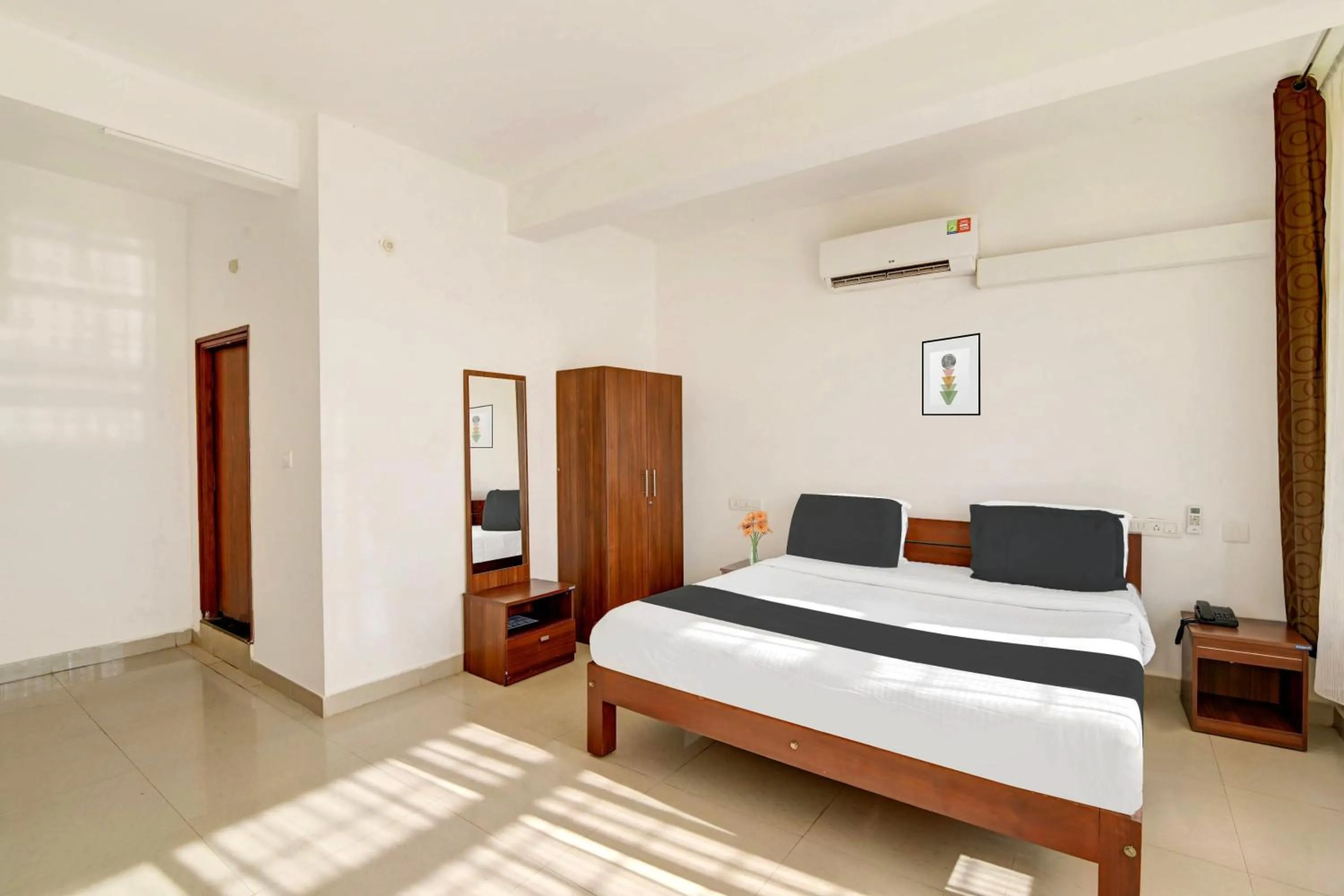 Bedroom, Bed in Super Collection O Madikeri City Center Near KSRTC Bus Stand Coorg Formerly Hotel Ragsys